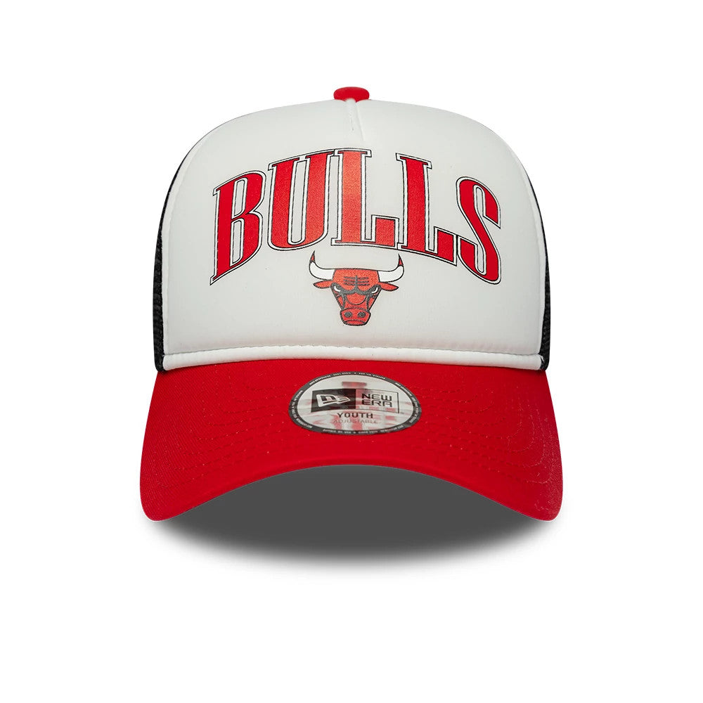Chicago Bulls Youth NBA Retro Red New Era 9FORTY A-Frame Trucker Cap, front view with white raised embroidery BULLS and team logo on the front panel, featuring a matching red visor and 9FORTY size sticker.