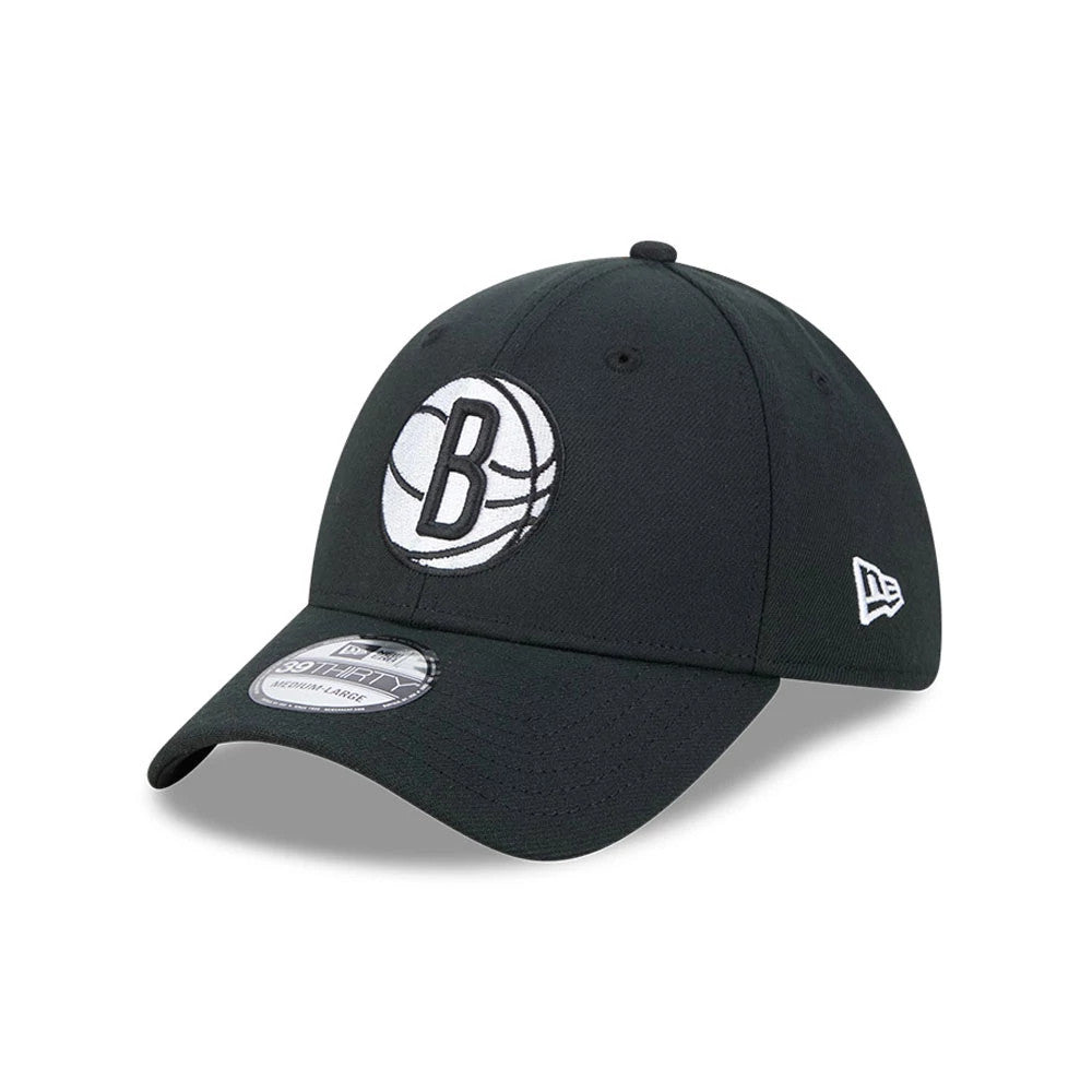 Brooklyn Nets NBA Evergreen Black New Era 39THIRTY Stretch Fit Cap, three-quarter view showing a raised white embroidered front logo with a black B on a basketball, white New Era flag logo on the left, and 39THIRTY size sticker on the curved visor.