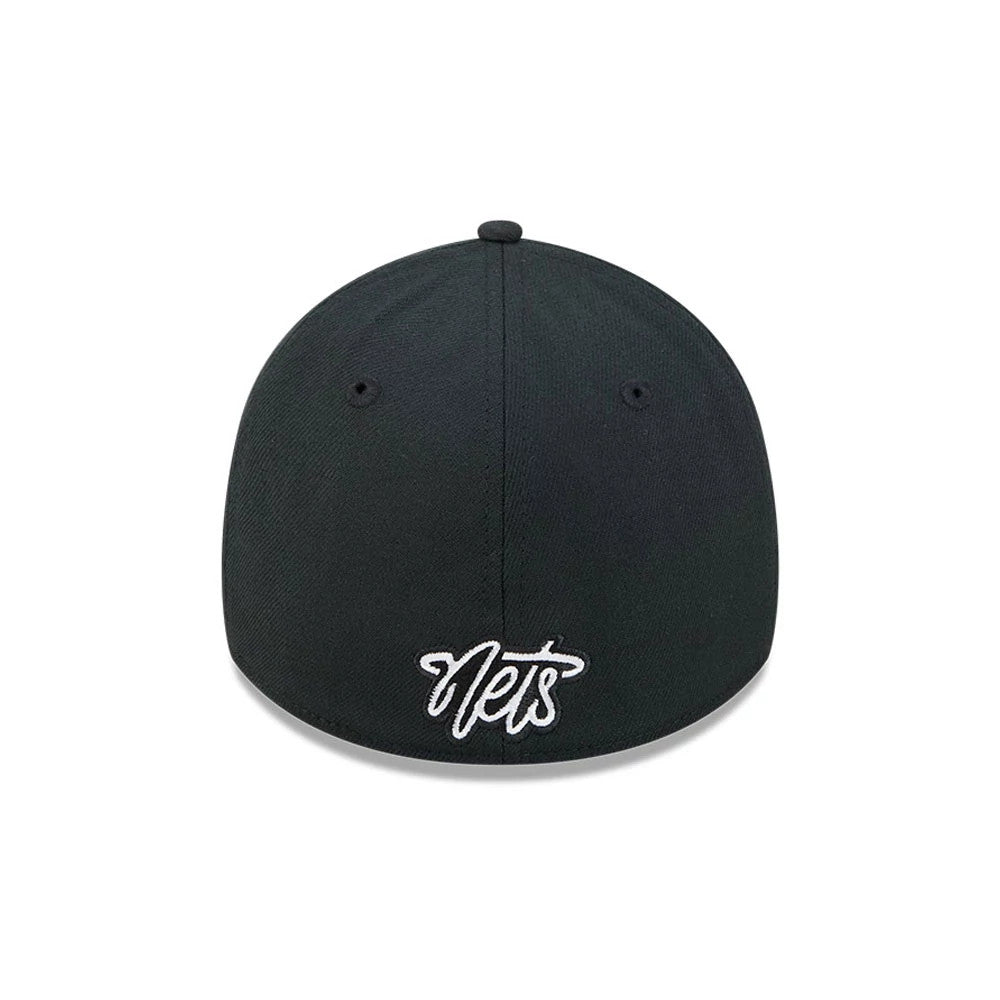 Brooklyn Nets NBA Evergreen Black New Era 39THIRTY Stretch Fit Cap, rear view showing the white embroidered Nets lettering centred on the back of the black structured crown beneath the top button.