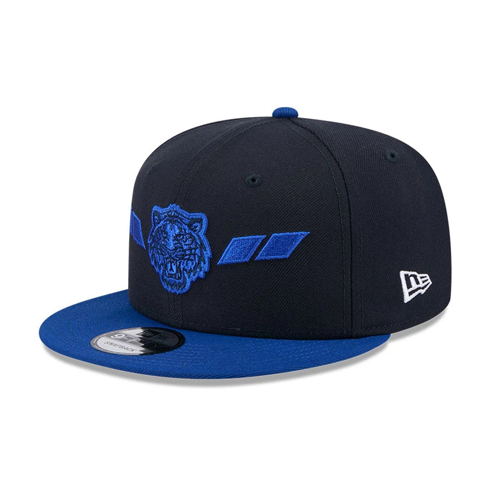 Detroit Tigers MLB Evergreen Navy New Era 9FIFTY Snapback Adjustable Cap, three-quarter view showing the blue tiger logo and stripes embroidered on the front panel, blue visor with a 9FIFTY size sticker, and white New Era flag logo on the left side.