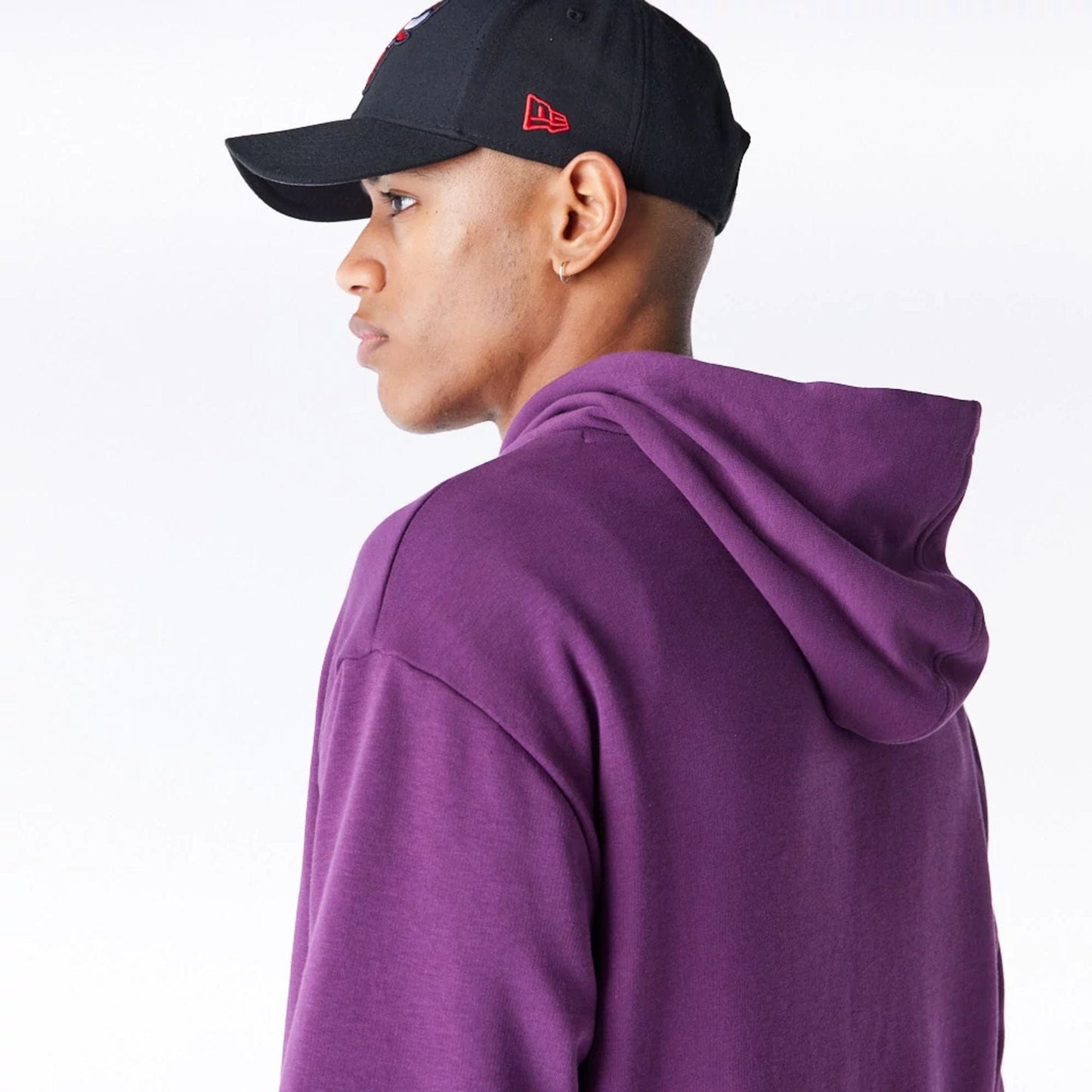 The Male model is wearing Chicago Bulls League Essential Dark Purple Oversized Pullover Hoodie 8