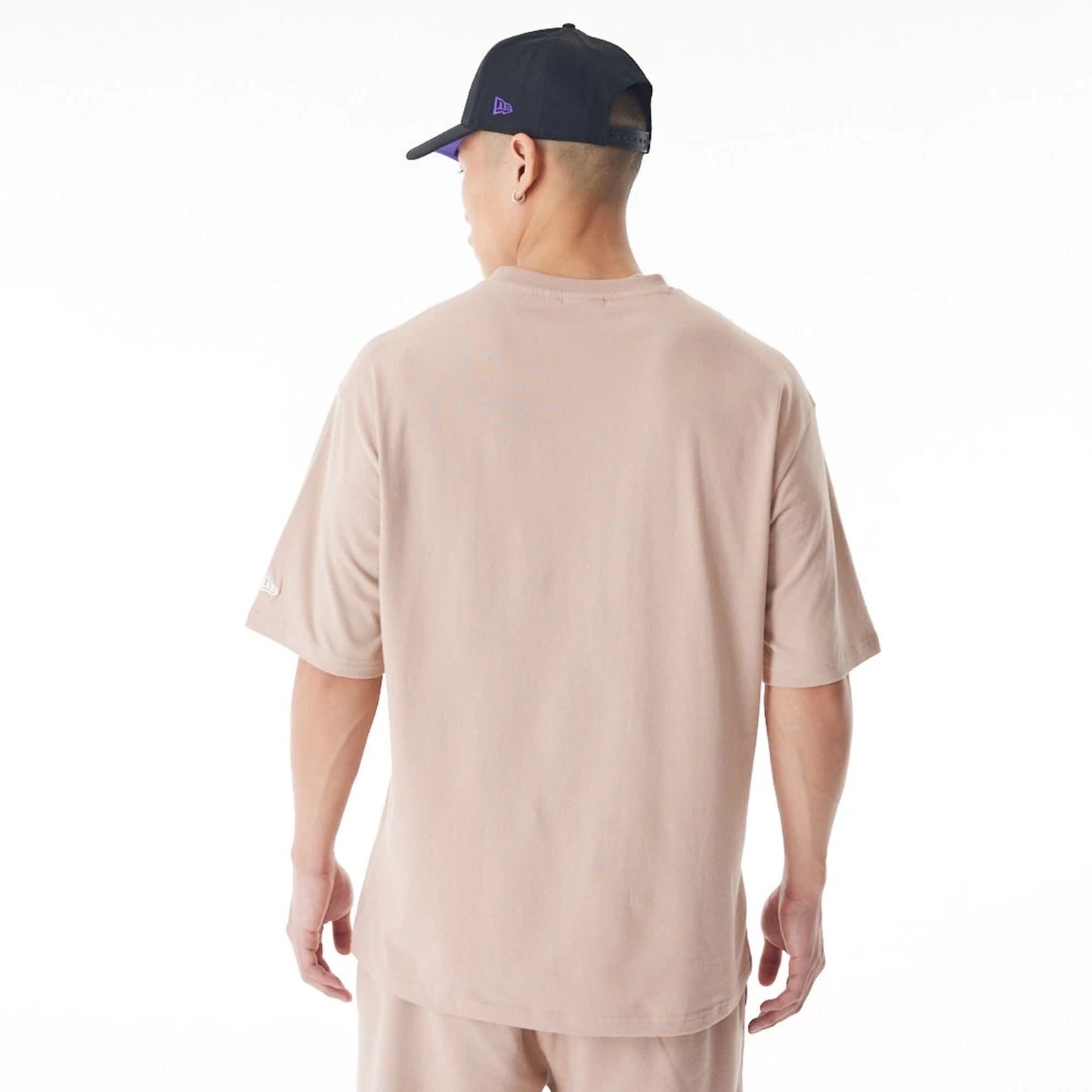 The Male model is wearing LA Lakers NBA Graphic Beige Oversized T-Shirt 9