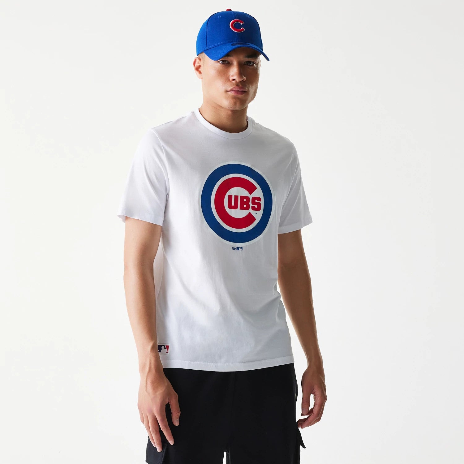 The Male model is wearing Chicago Cubs MLB Regular White T-Shirt 1