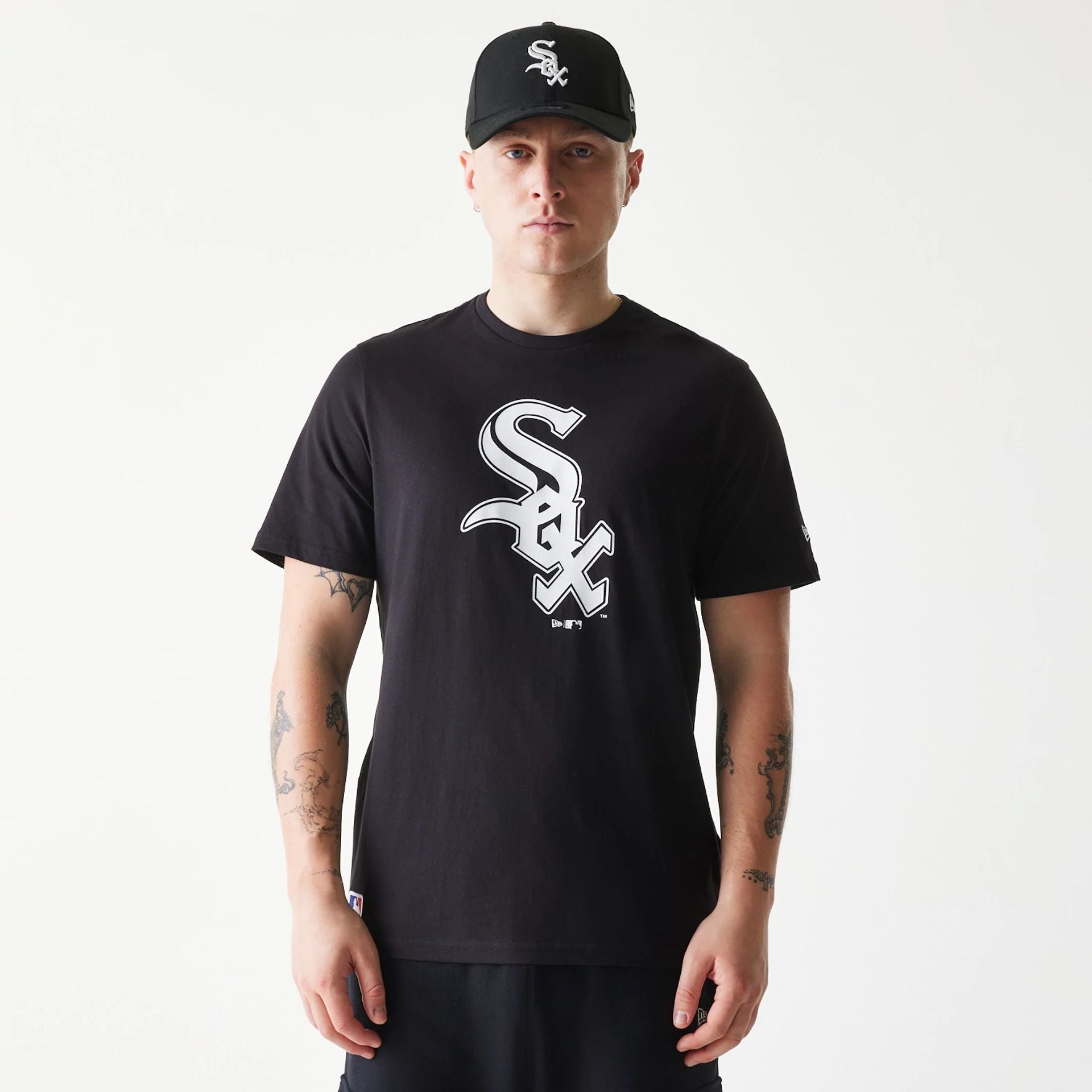 The Male model is wearing Chicago White Sox MLB Regular Black T-Shirt 1