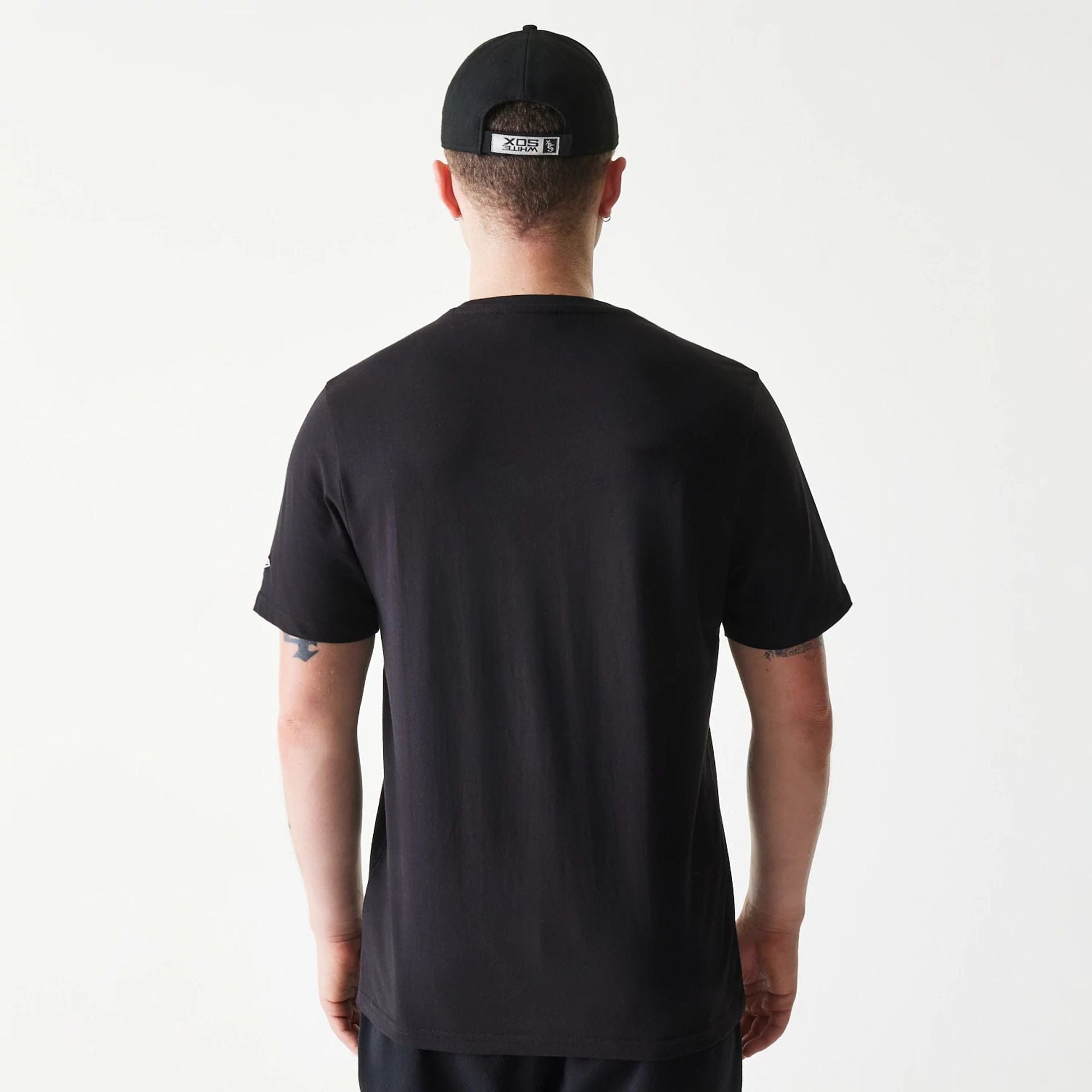 The Male model is wearing Chicago White Sox MLB Regular Black T-Shirt 2