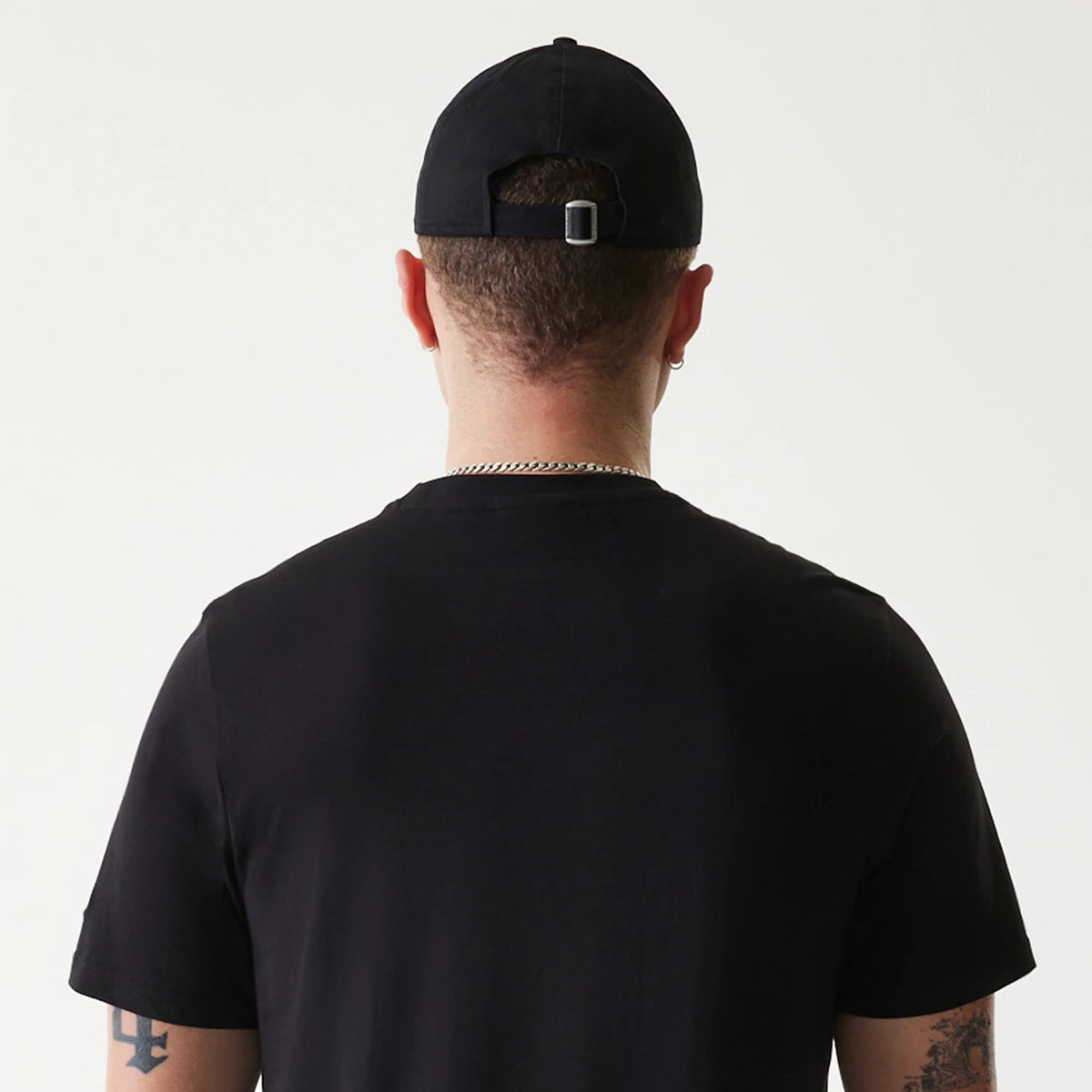 The Male model is wearing Pittsburgh Pirates MLB Regular Black T-Shirt 7