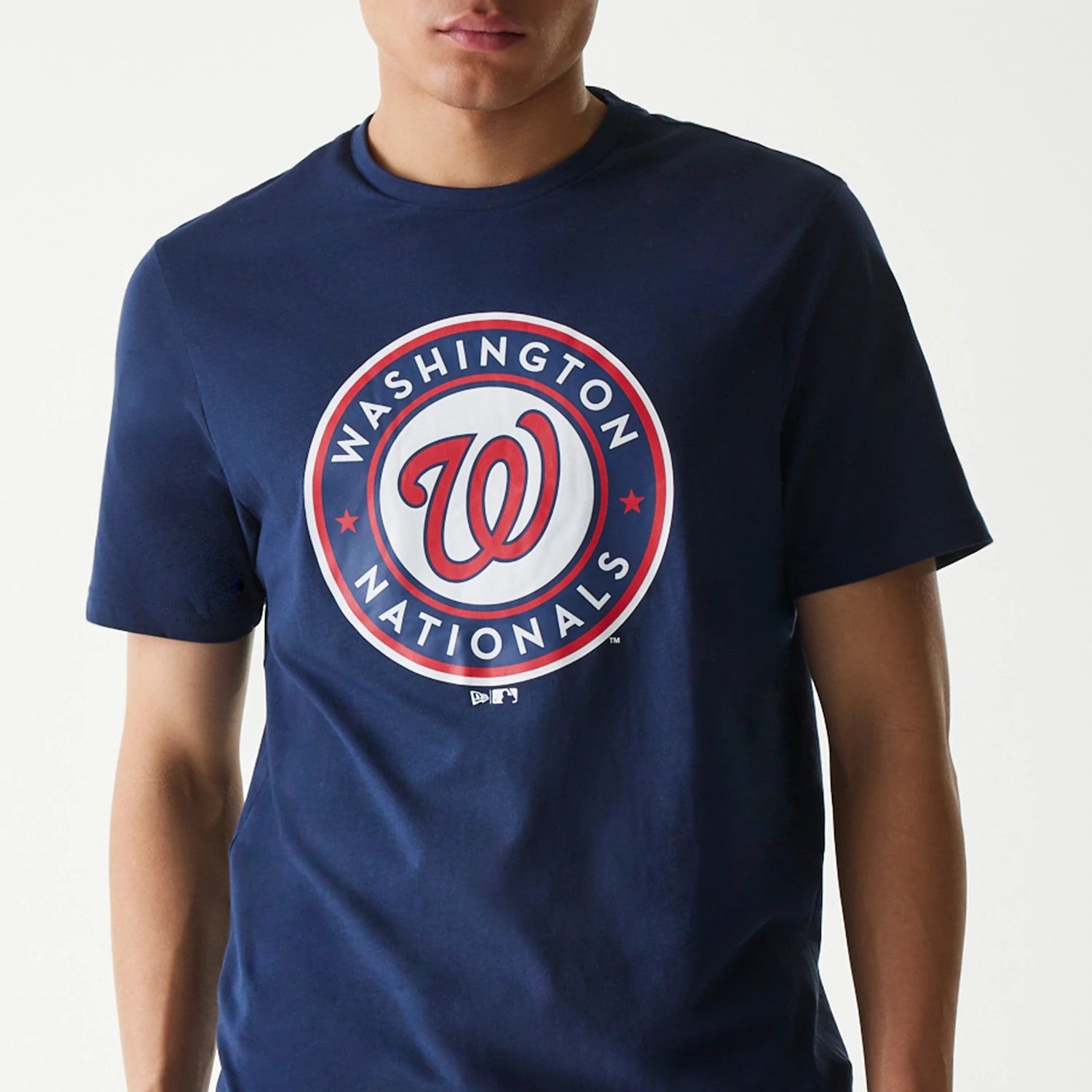 New Era Washington Nationals MLB Regular Dark Blue T-Shirt, front view showing a large printed logo featuring the red and white W in the centre, encircled by Washington Nationals text, set on a dark blue background.