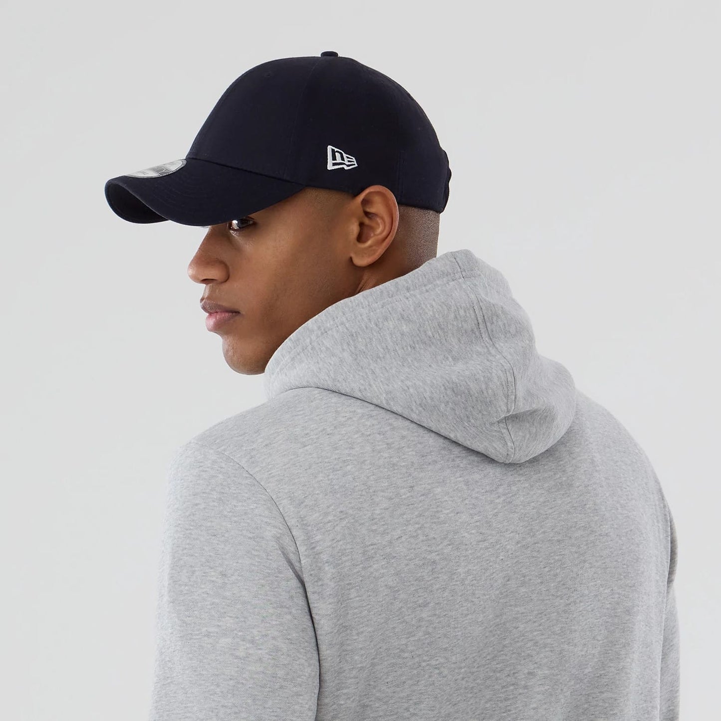 The Male model is wearing Chicago Cubs MLB Grey Pullover Hoodie 7