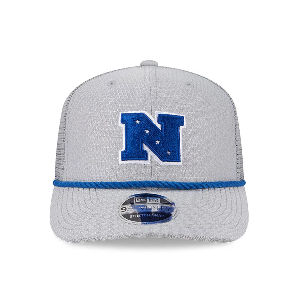 NFL Pro Bowl 2025 NFC Logo Grey New Era 9SEVENTY Trucker Stretch Snap Cap, front view showing a blue embroidered N logo with stars on the front panel, grey mesh side panels, blue rope detail above the visor, and a 9SEVENTY size sticker.