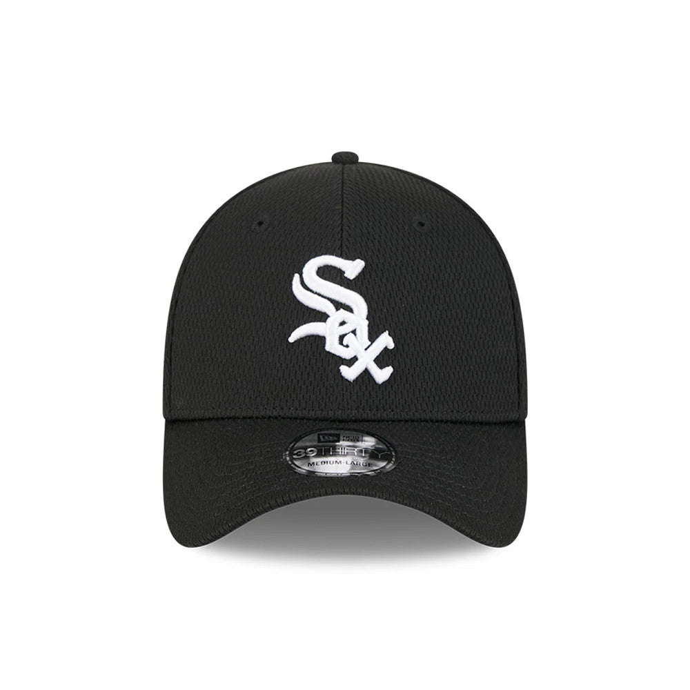 White Sox MLB Evergreen Black New Era 39THIRTY Stretch Fit Cap, front view showing the white embroidered Sox logo on the black raised front panels, with a curved visor and 39THIRTY size sticker on top.