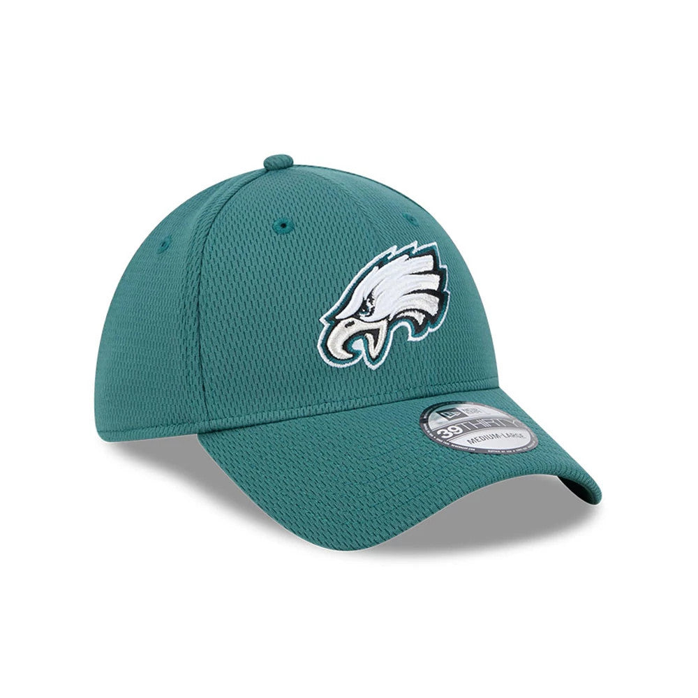 Eagles NFL Evergreen Dark Green New Era 39THIRTY Stretch Fit Cap, front view with raised embroidered Eagles logo on the front panel and a 39THIRTY size sticker on the dark green curved visor.