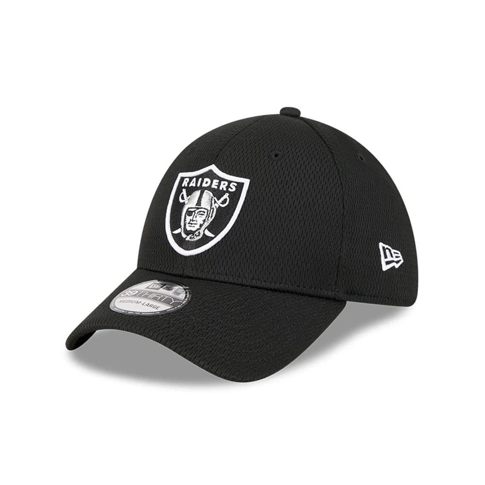 Las Vegas Raiders NFL Evergreen Black New Era 39THIRTY Stretch Fit Cap, three-quarter view with a white embroidered Raiders logo on the structured crown, a 39THIRTY size sticker on the curved visor, and a white New Era flag logo on the left side.