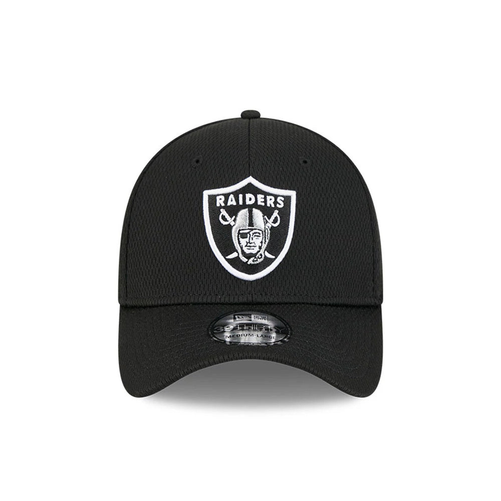 Las Vegas Raiders NFL Evergreen Black New Era 39THIRTY Stretch Fit Cap, front view showing the white embroidered Raiders logo on the front panel, with a curved black visor and 39THIRTY size sticker on top.