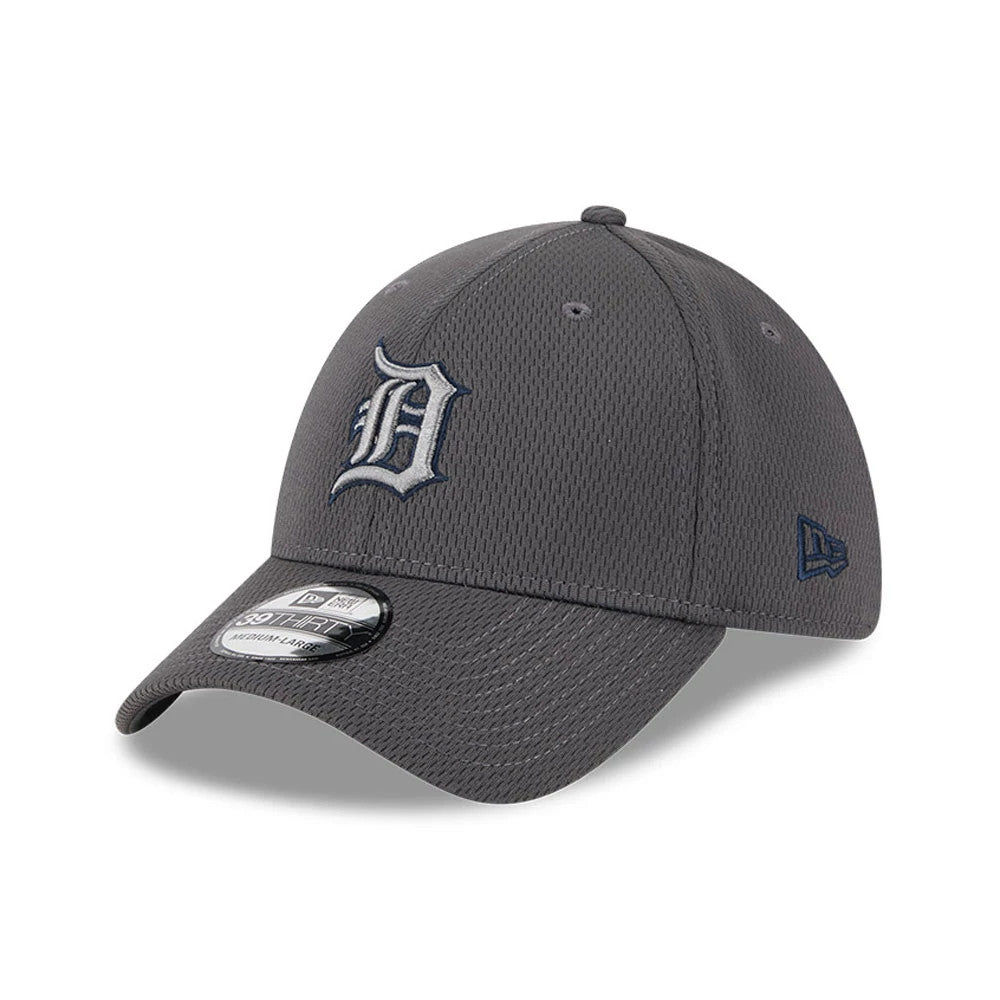 Detroit Tigers MLB Evergreen Dark Grey New Era 39THIRTY Stretch Fit Cap, three-quarter view showing the raised embroidered white D logo on the front panel, dark grey curved visor with a 39THIRTY size sticker, and New Era flag logo on the left side.