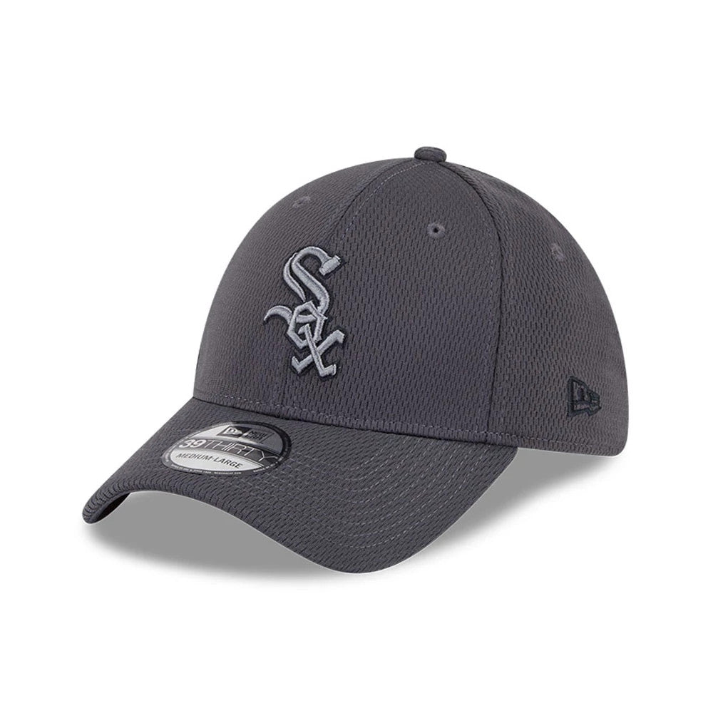 Chicago White Sox MLB Evergreen Dark Grey New Era 39THIRTY Stretch Fit Cap, three-quarter view with raised white Sox logo on the front panel, New Era flag logo on the left side, and 39THIRTY size sticker on the curved visor.