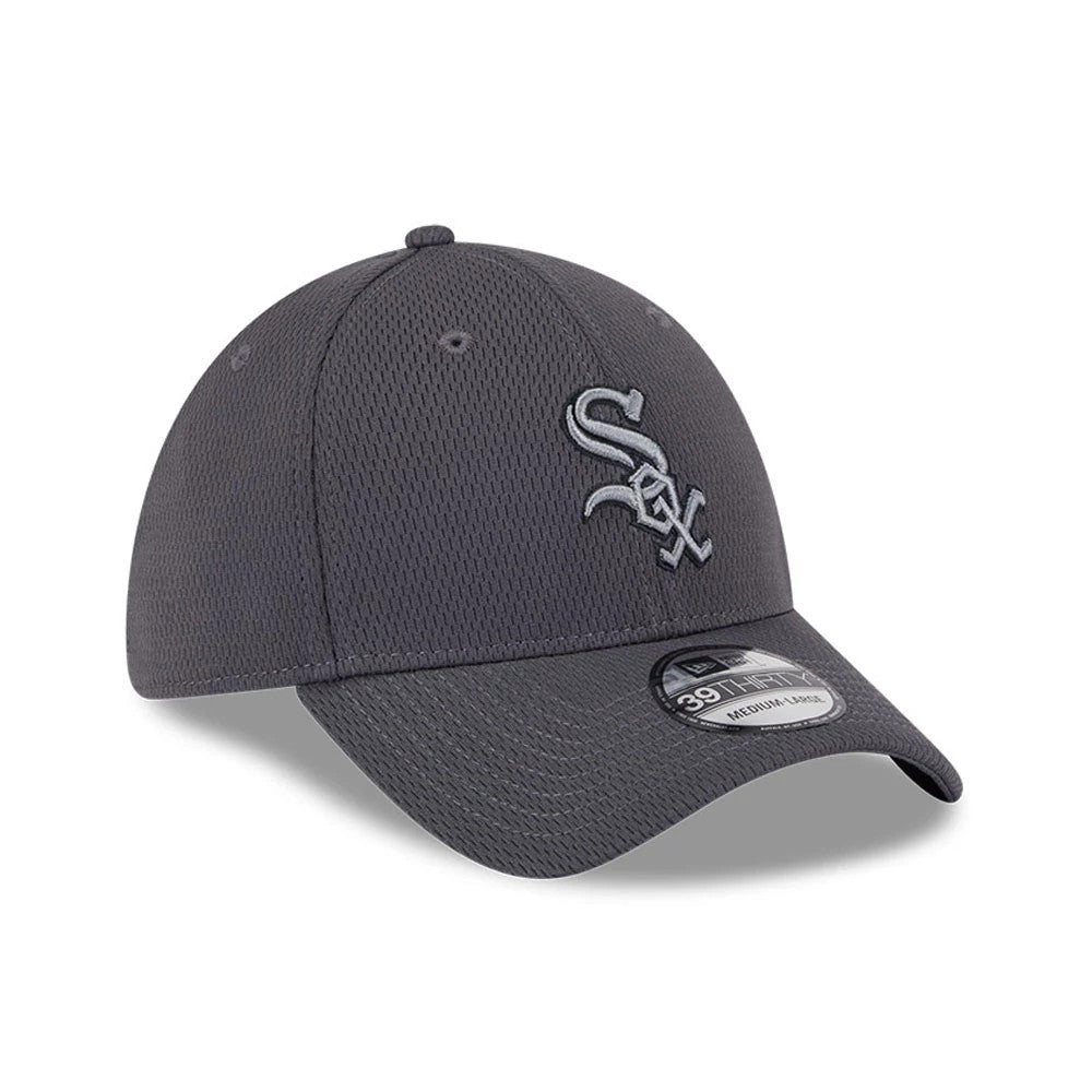 Chicago White Sox MLB Evergreen Dark Grey New Era 39THIRTY Stretch Fit Cap, three-quarter view showing raised white team logo embroidery on the front panel, structured dark grey crown and curved visor with a 39THIRTY size sticker.