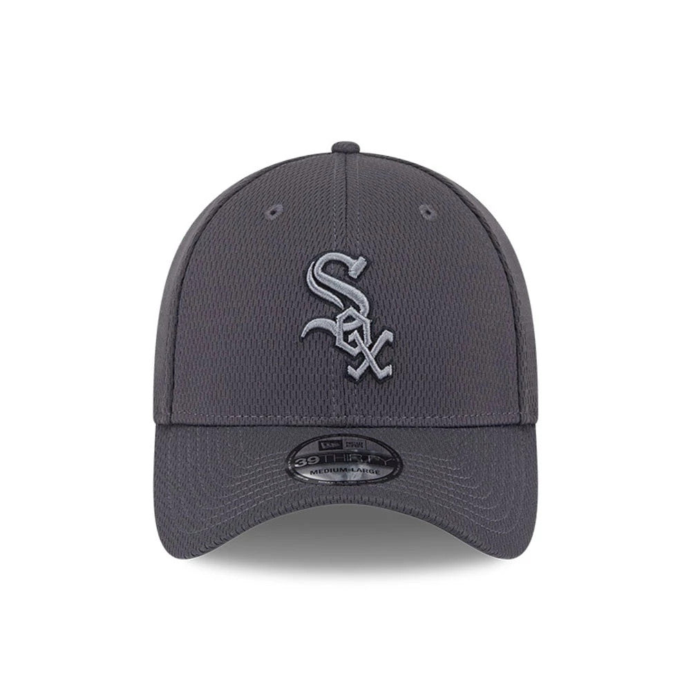 Chicago White Sox MLB Evergreen Dark Grey New Era 39THIRTY Stretch Fit Cap, front view showing raised white Sox logo embroidery on the centre front panel with a curved visor and 39THIRTY size sticker on top of the visor.
