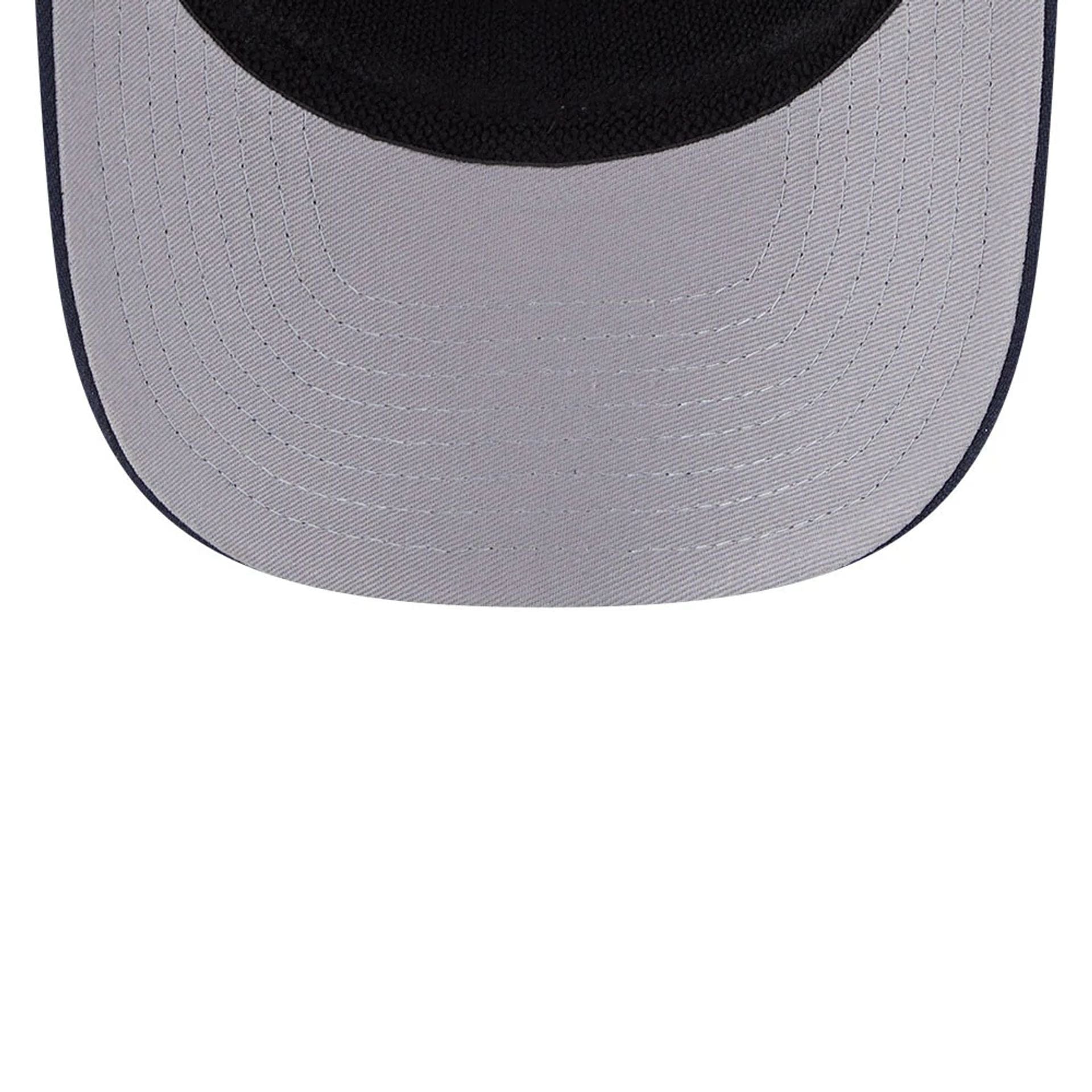 Pictured is this NFL Evergreen Chicago Bears 9SEVENTY Stretch Snap cap in navy. 2