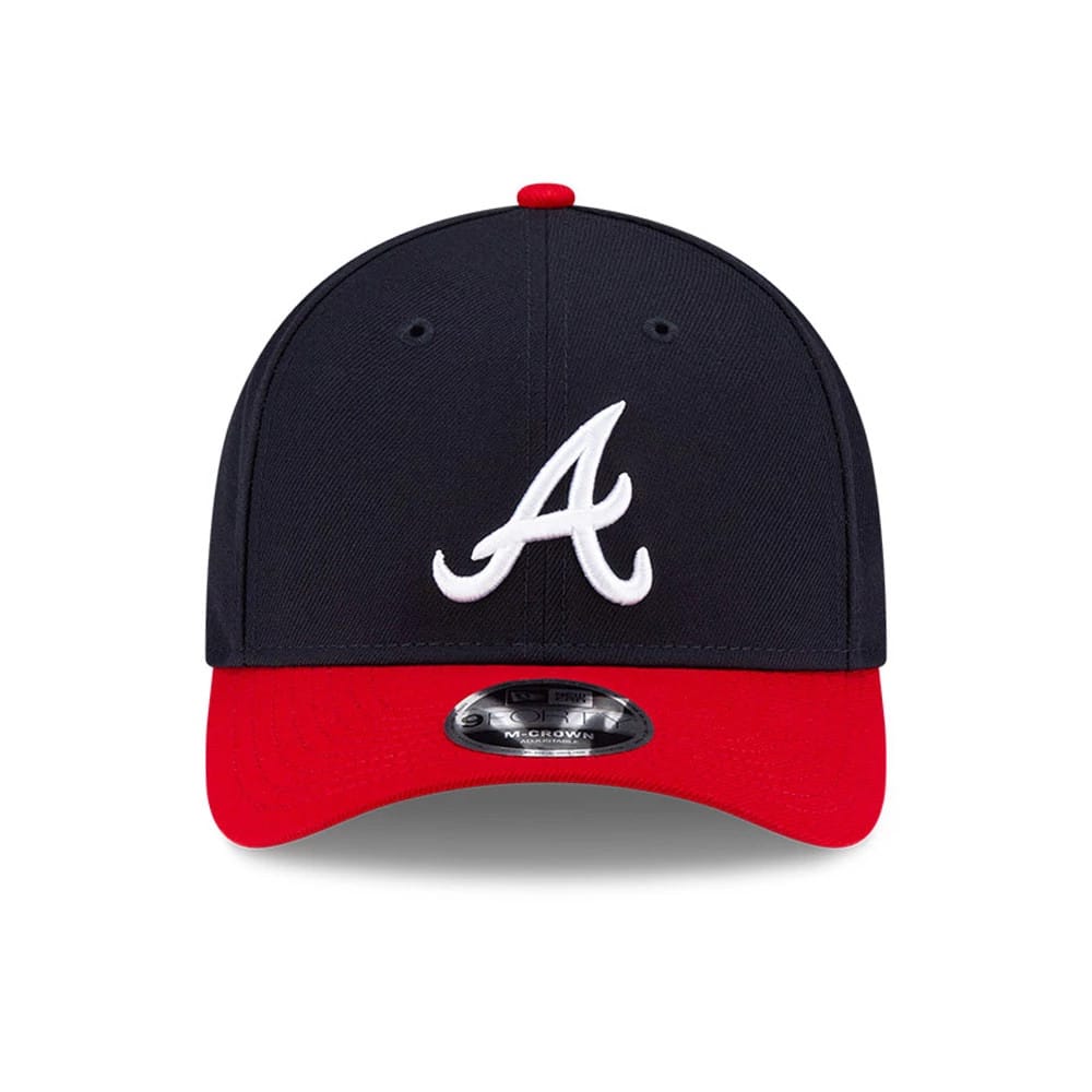 Atlanta Braves MLB Player Replica Navy New Era 9FORTY M-Crown Adjustable Cap, front view with a white embroidered A logo on the structured navy crown, featuring a red visor and a 9FORTY size sticker centred on the visor.