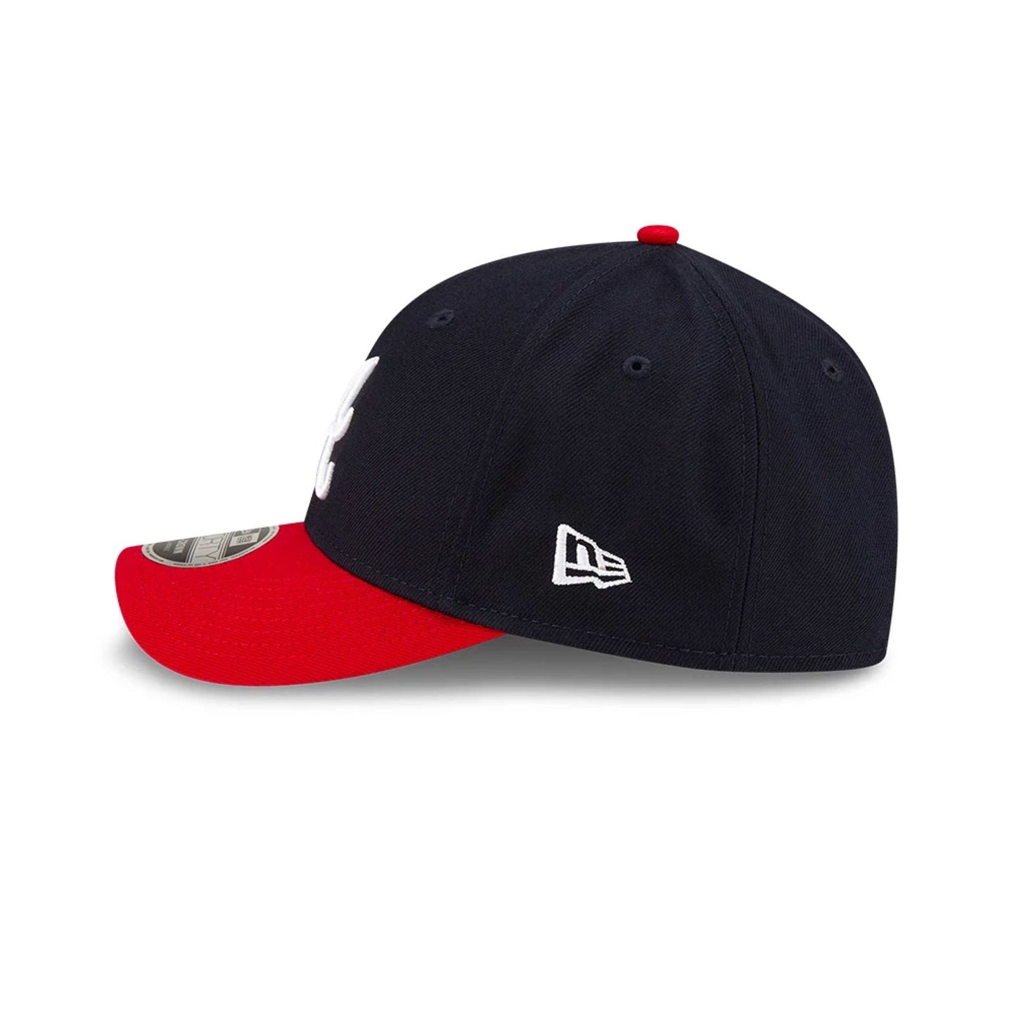 Atlanta Braves MLB Player Replica Navy New Era 9FORTY M-Crown Adjustable Cap, side view showing the white New Era flag logo on the left side of the structured navy crown, red visor with 9FORTY size sticker, and red top button.