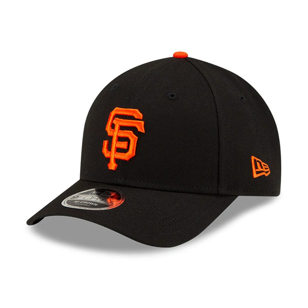 San Francisco Giants MLB Player Replica Black New Era 9FORTY M-Crown Adjustable Cap, three-quarter view showing the orange embroidered SF logo on the front panel, curved visor with a 9FORTY size sticker, and New Era flag logo on the left side.