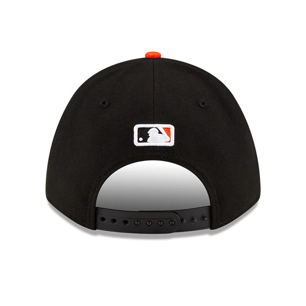 San Francisco Giants MLB Player Replica Black New Era 9FORTY M-Crown Adjustable Cap, rear view showing the white embroidered MLB Batterman logo at the centre back and an orange top button on the structured black crown.