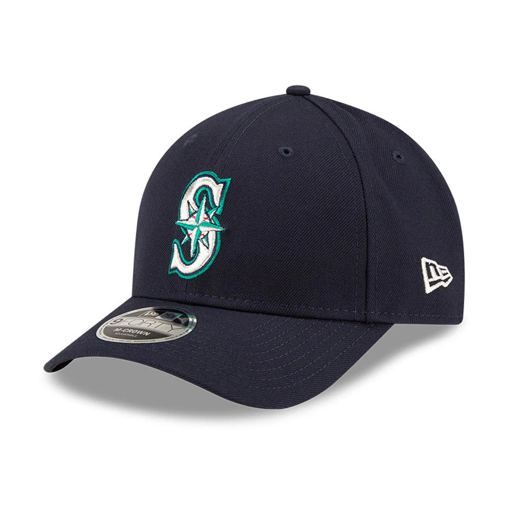 Seattle Mariners MLB Player Replica Navy New Era 9FORTY M-Crown Adjustable Cap, three-quarter view with a raised embroidered S logo in teal and white on the front panel, a curved visor and a 9FORTY size sticker, New Era flag logo on the left side.