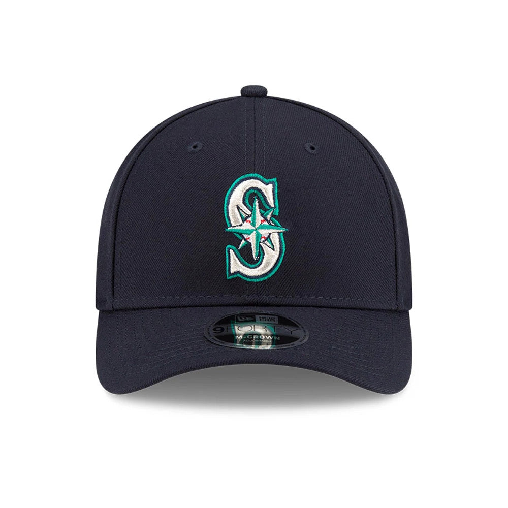 Seattle Mariners MLB Player Replica Navy New Era 9FORTY M-Crown Adjustable Cap, front view showing the white and teal embroidered S logo with a compass rose on the structured navy crown and a 9FORTY size sticker on the visor.