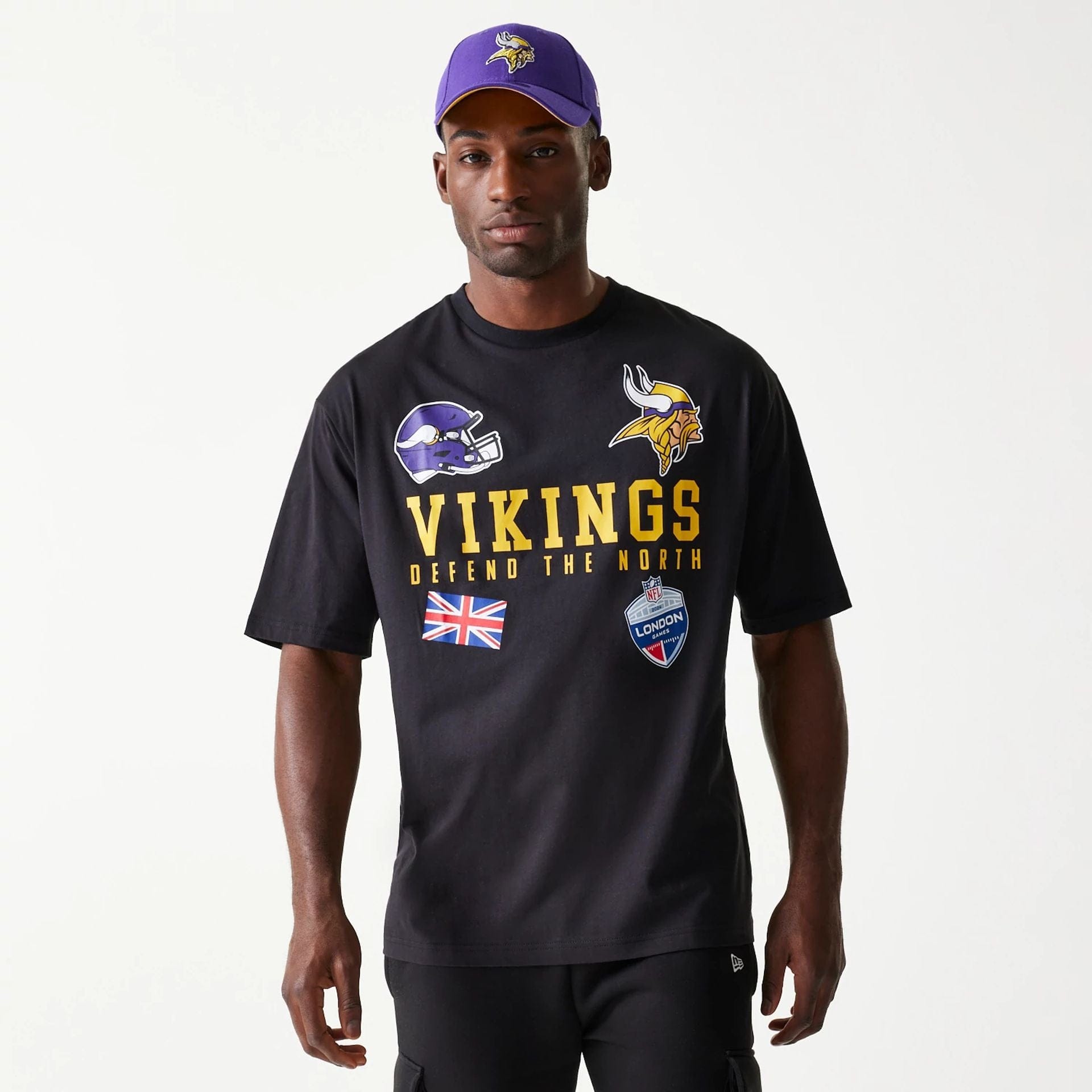 The Male model is wearing Minnesota Vikings NFL Games Collegiate Black Oversized T-Shirt 1