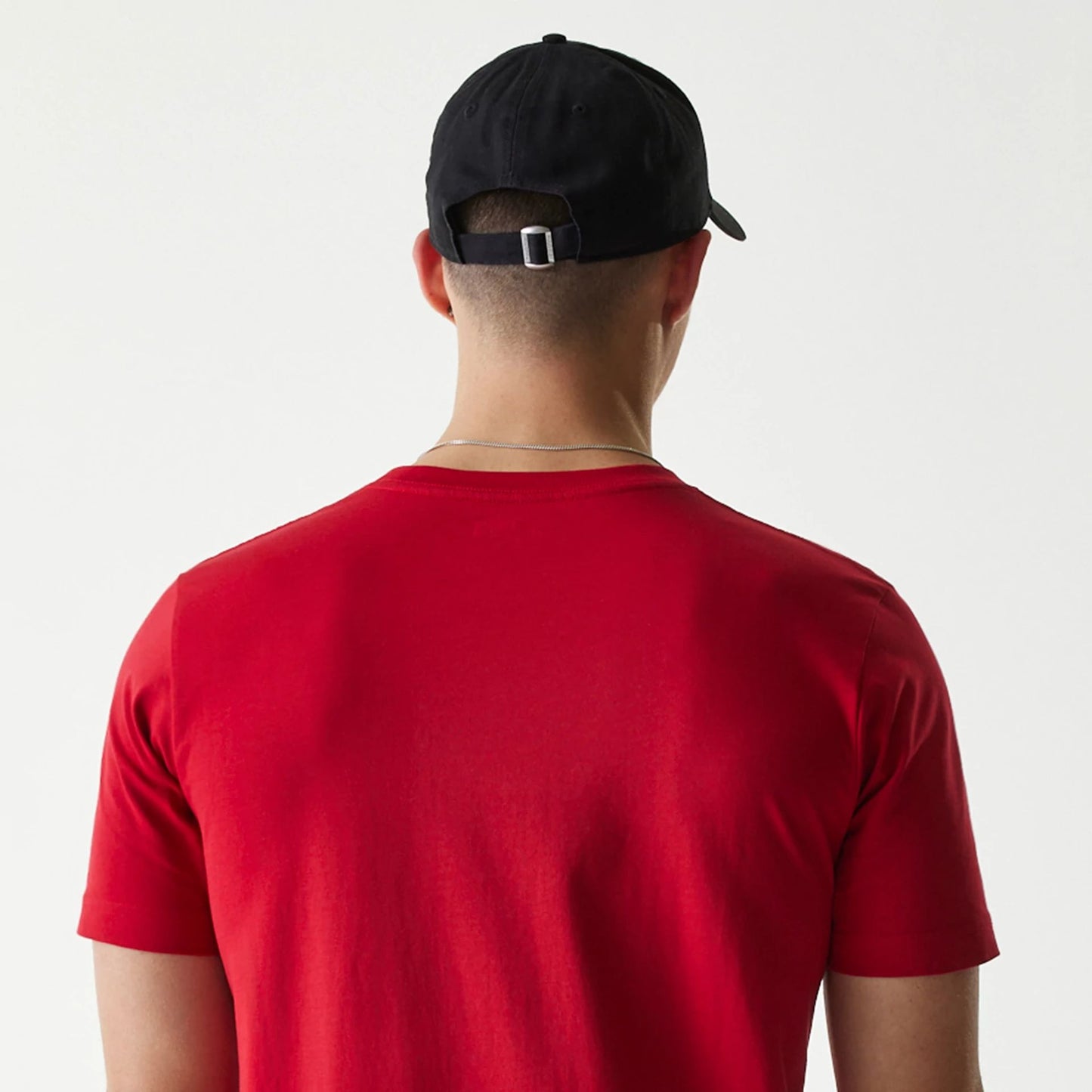 New Era Chicago White Sox MLB City Connect 2025 Red T-Shirt, rear view showing the plain red fabric and a neckline above the shoulders, paired with a raised New Era logo on a black cap.