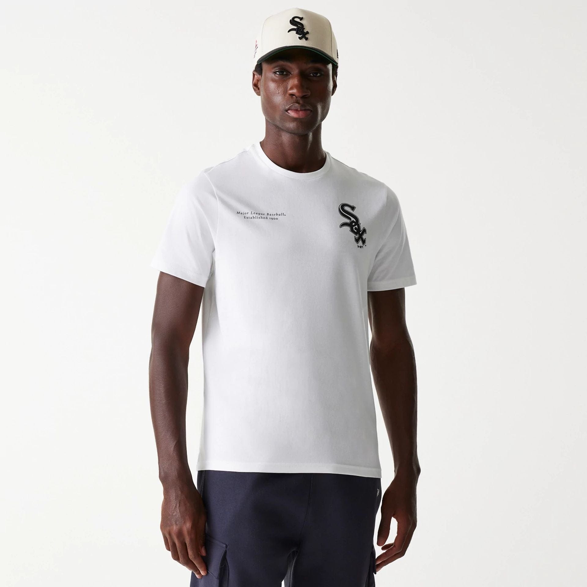 The Male model is wearing Chicago White Sox MLB Arch Graphic White T-Shirt 1