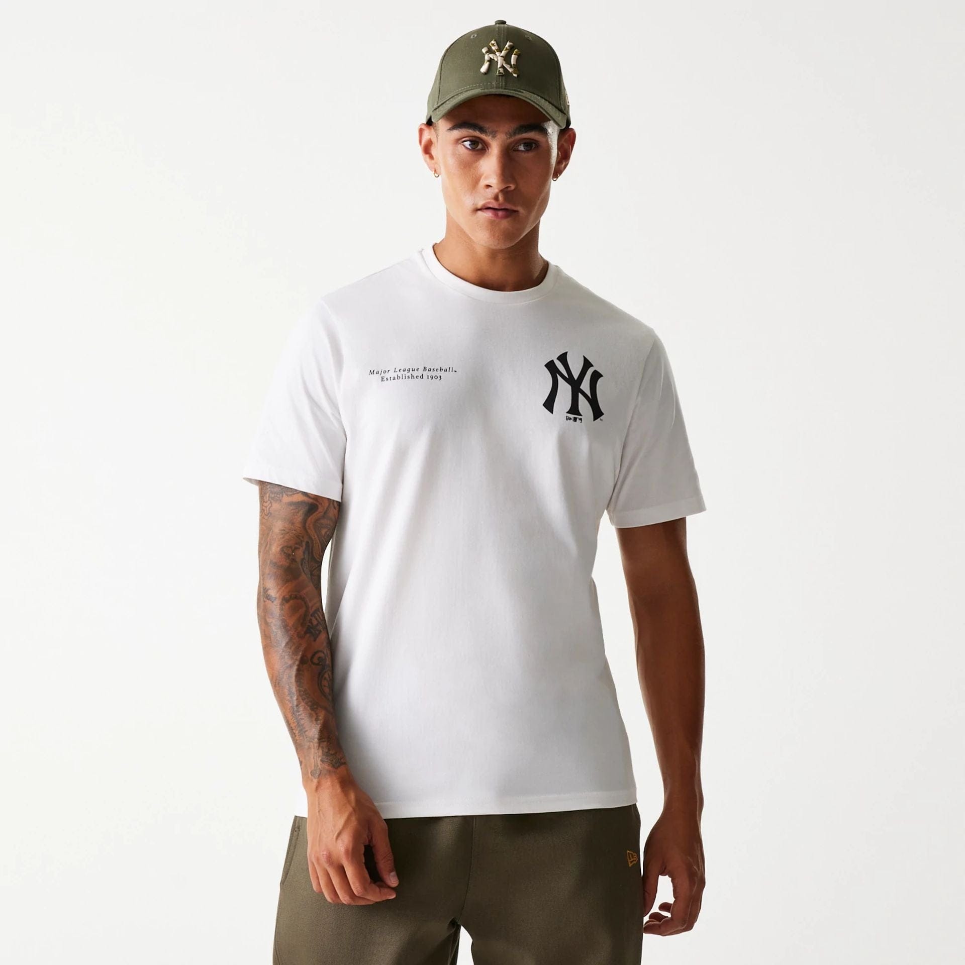 The Male model is wearing New York Yankees MLB Arch Graphic Open White T-Shirt 1