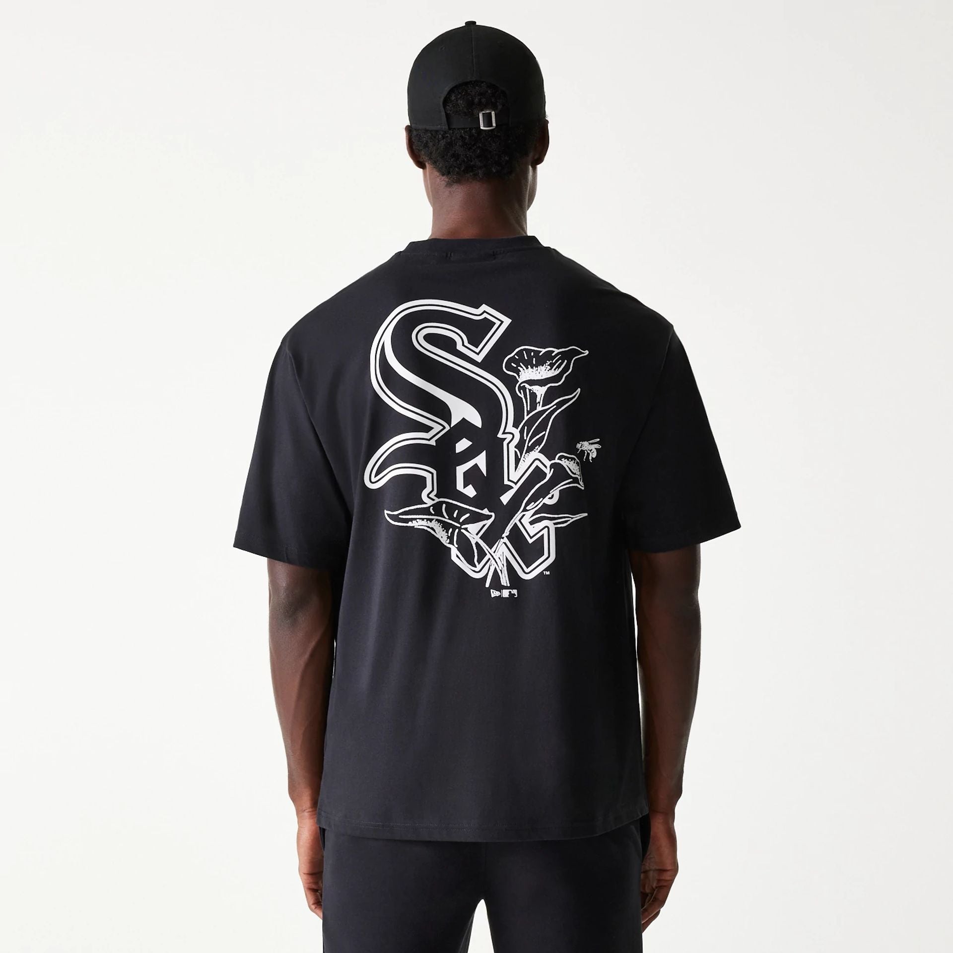 The Male model is wearing Chicago White Sox MLB Floral Graphic Black Oversized T-Shirt 2