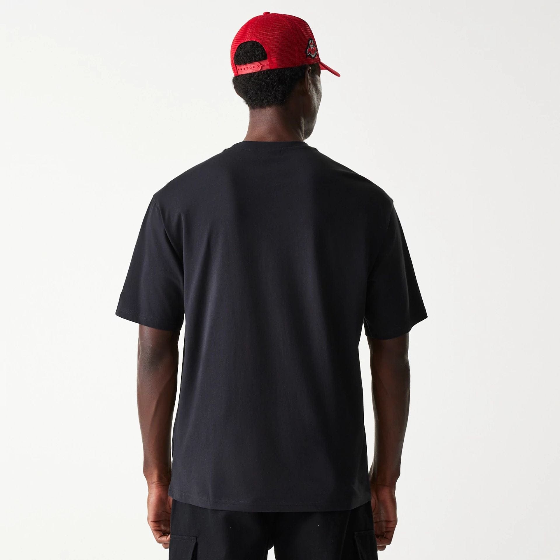 The Male model is wearing Chicago Bulls NBA Palm Tree Black Oversized T-Shirt 2