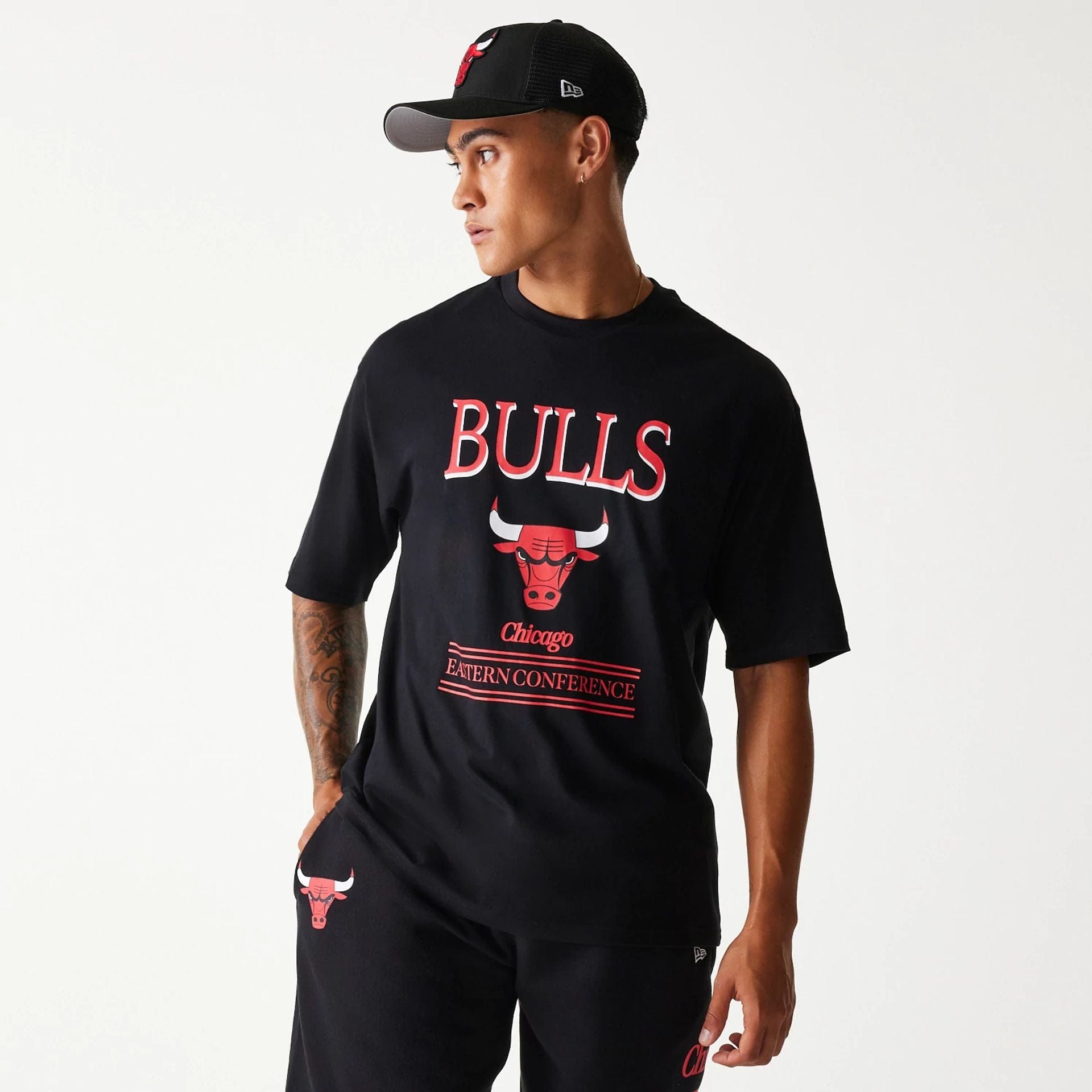 The Male model is wearing Chicago Bulls NBA Team Graphic Black Oversized T-Shirt 1