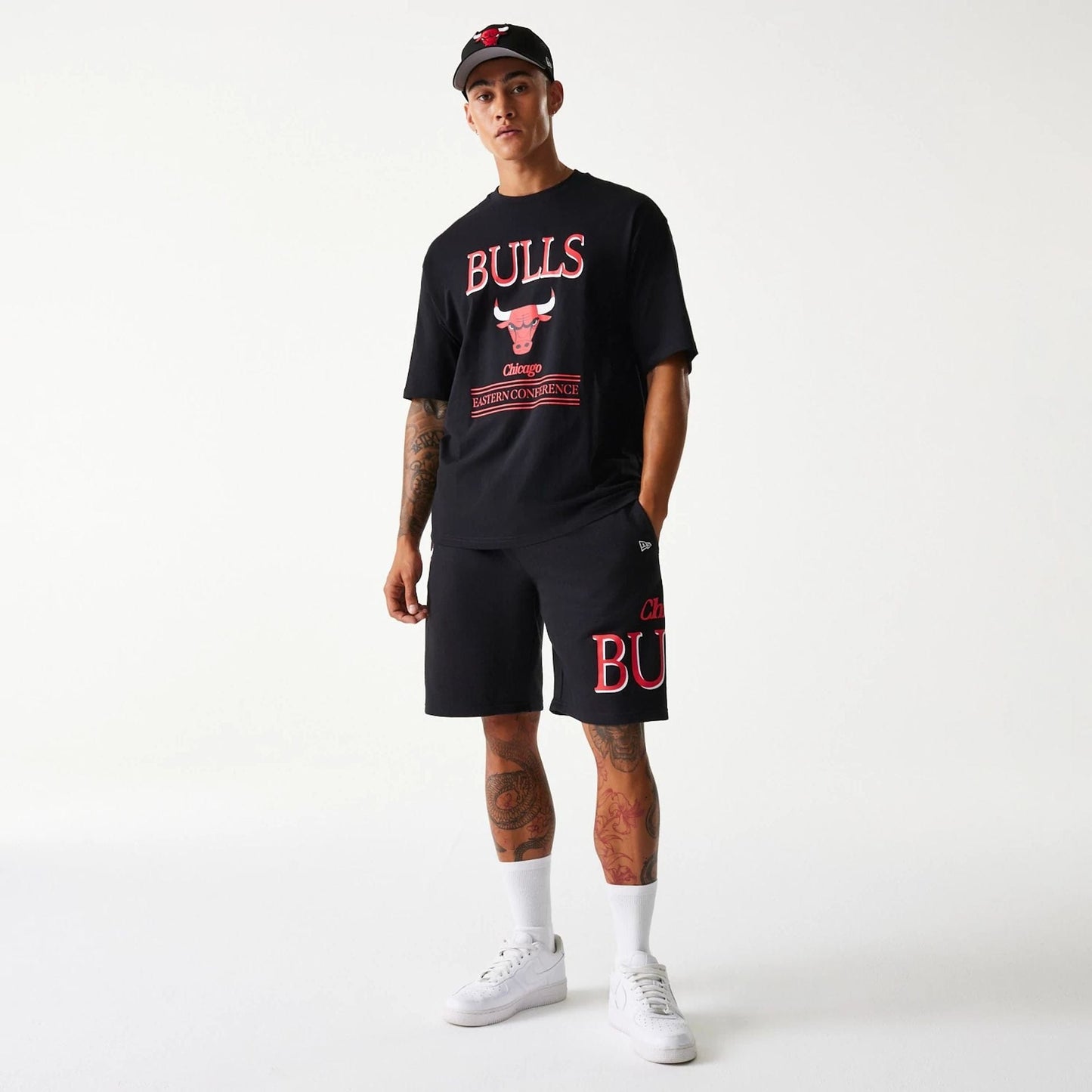 The Male model is wearing Chicago Bulls NBA Team Graphic Black Oversized T-Shirt 8