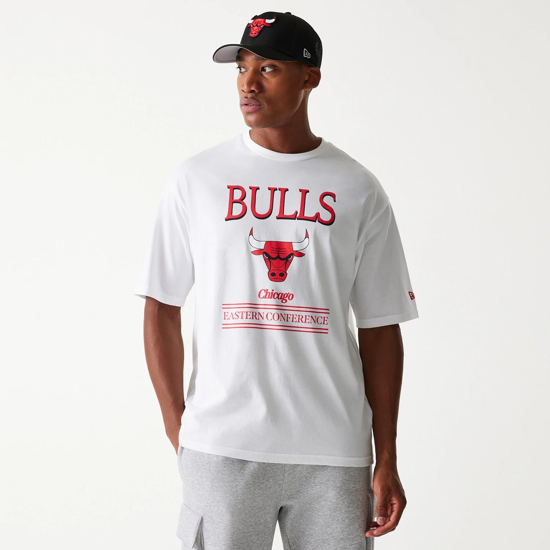 The Male model is wearing Chicago Bulls NBA Team Graphic White Oversized T-Shirt 1