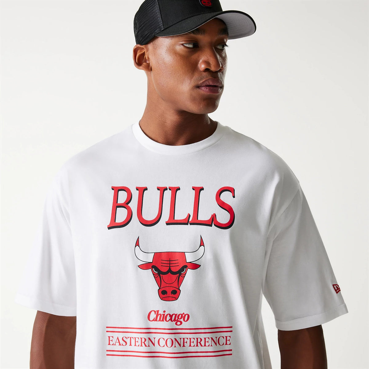 New Era Chicago Bulls NBA Team Graphic White Oversized T-Shirt, on-model view showing the bold red Bulls graphic and logo on the front, the New Era logo on the sleeve, and the oversized white fit.