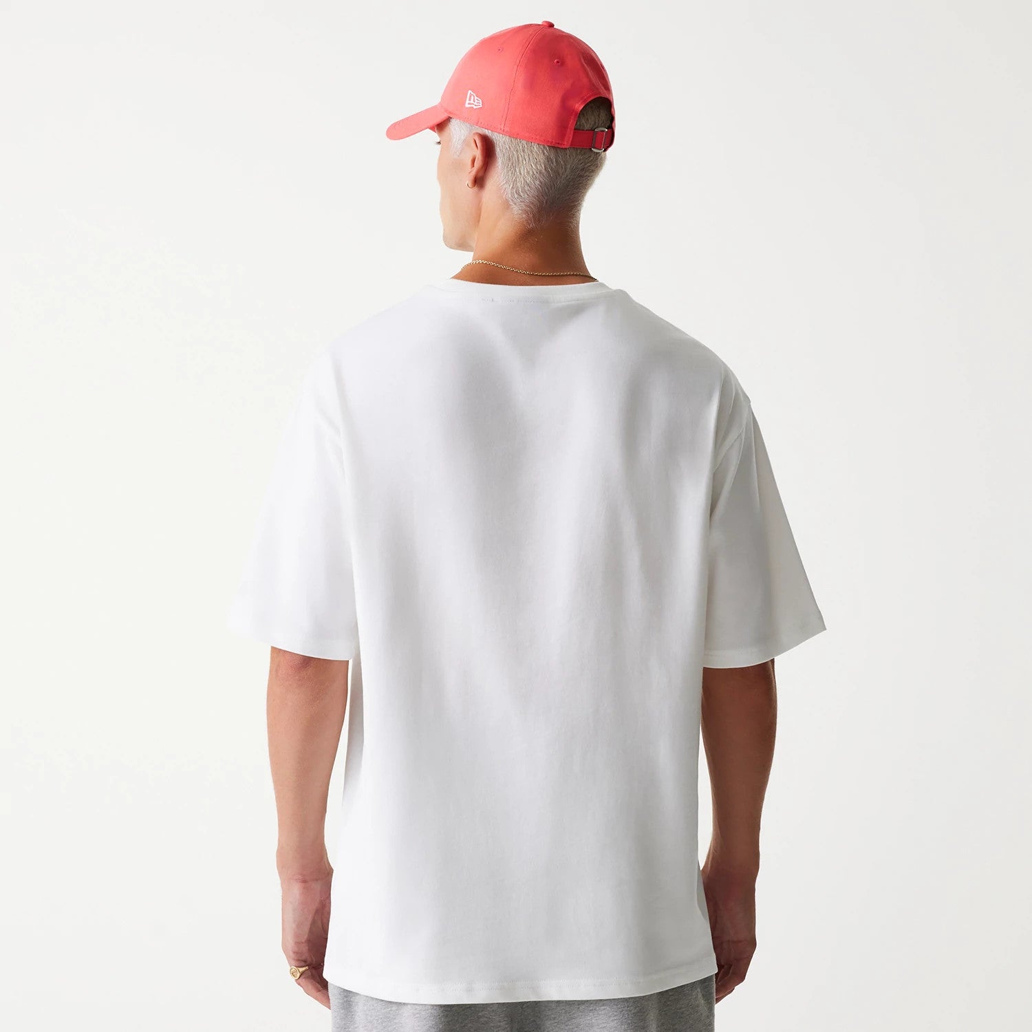 The Male model is wearing New York Yankees MLB World Series 1999 White Oversized T-Shirt 2