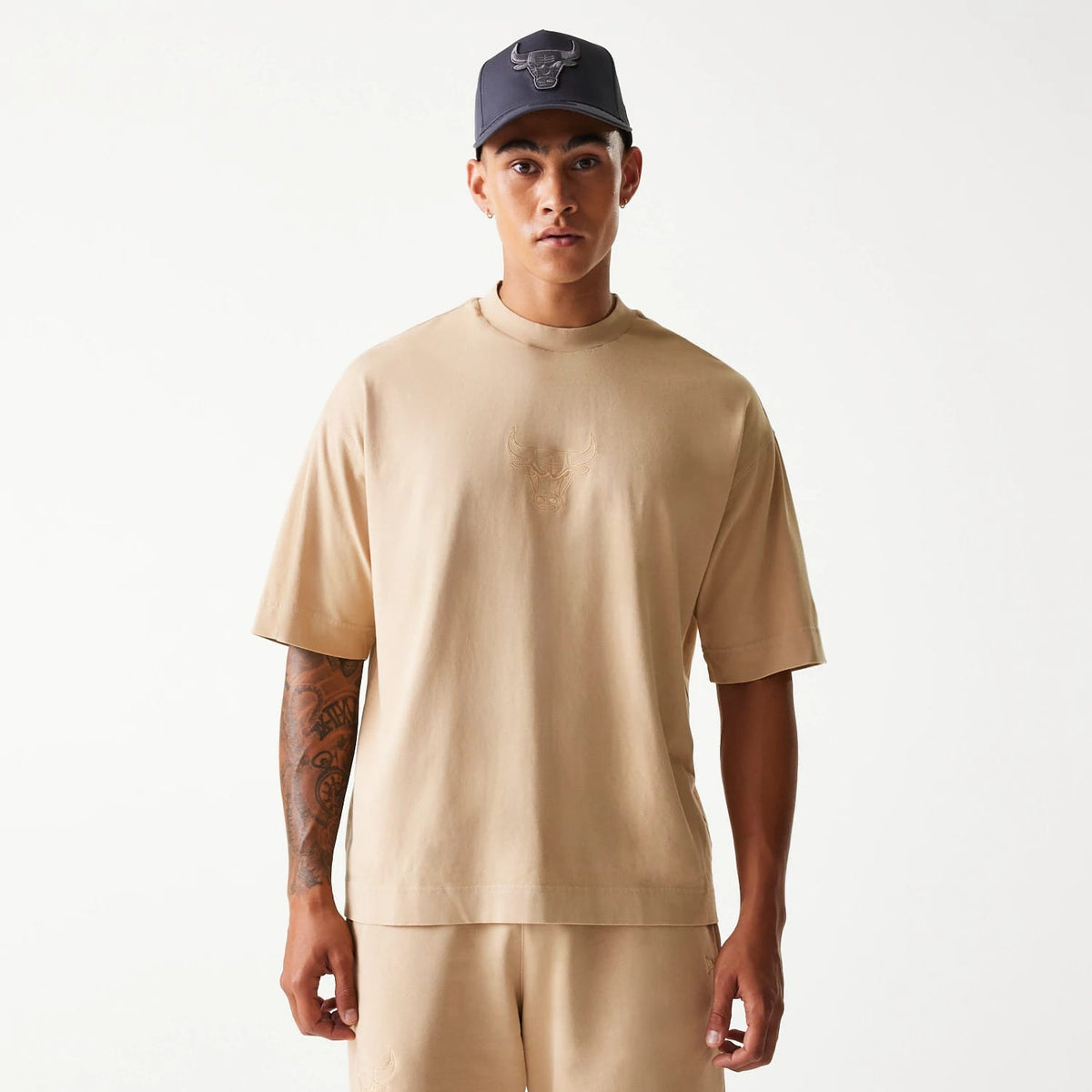 The Male model is wearing Chicago Bulls NBA Washed Beige Box T-Shirt 1