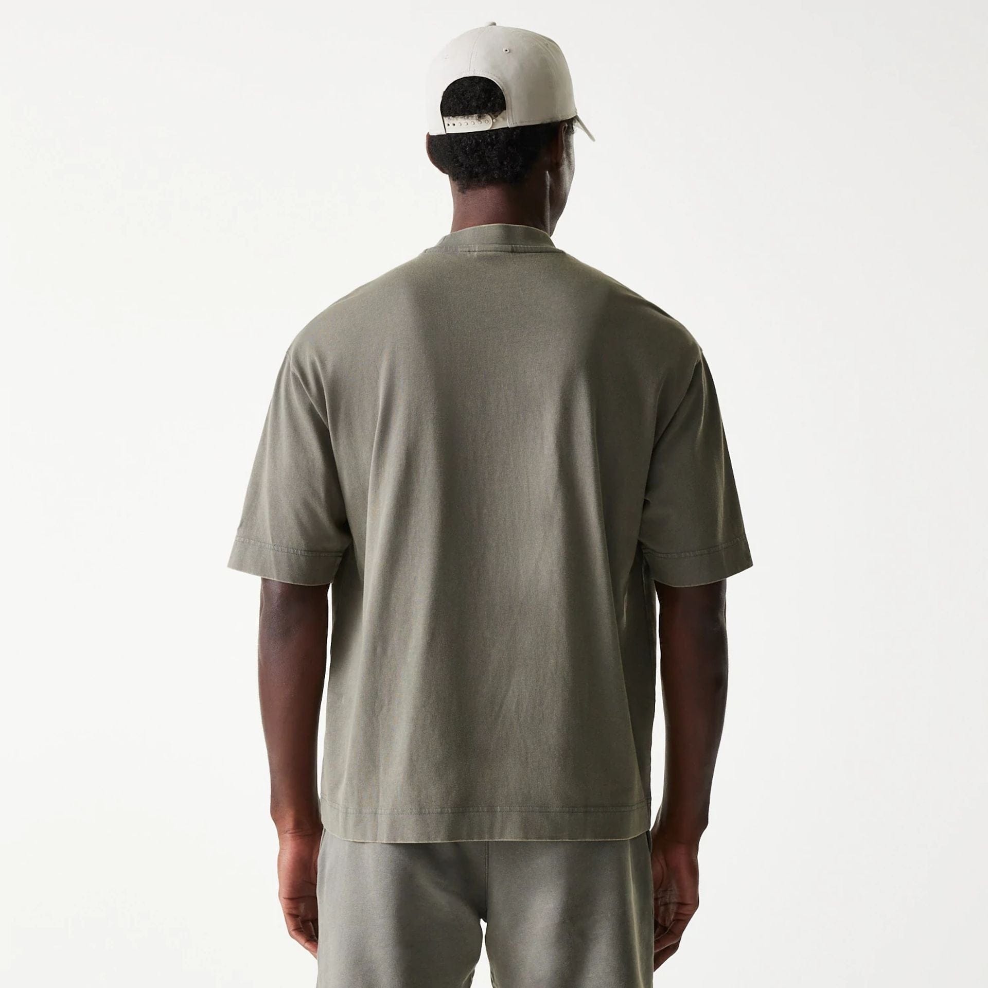 The Male model is wearing LA Lakers NBA Washed Grey Box T-Shirt 2