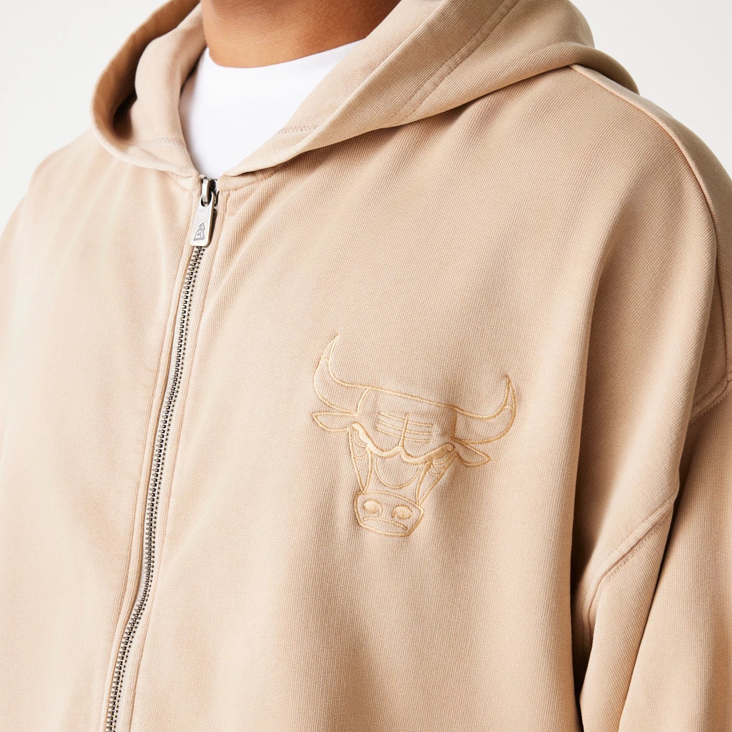 New Era Chicago Bulls NBA Washed Beige Full Zip Hoodie, front view showing a beige zip-up design with an embroidered Chicago Bulls logo on the left chest, a full-length silver zip and a hood.