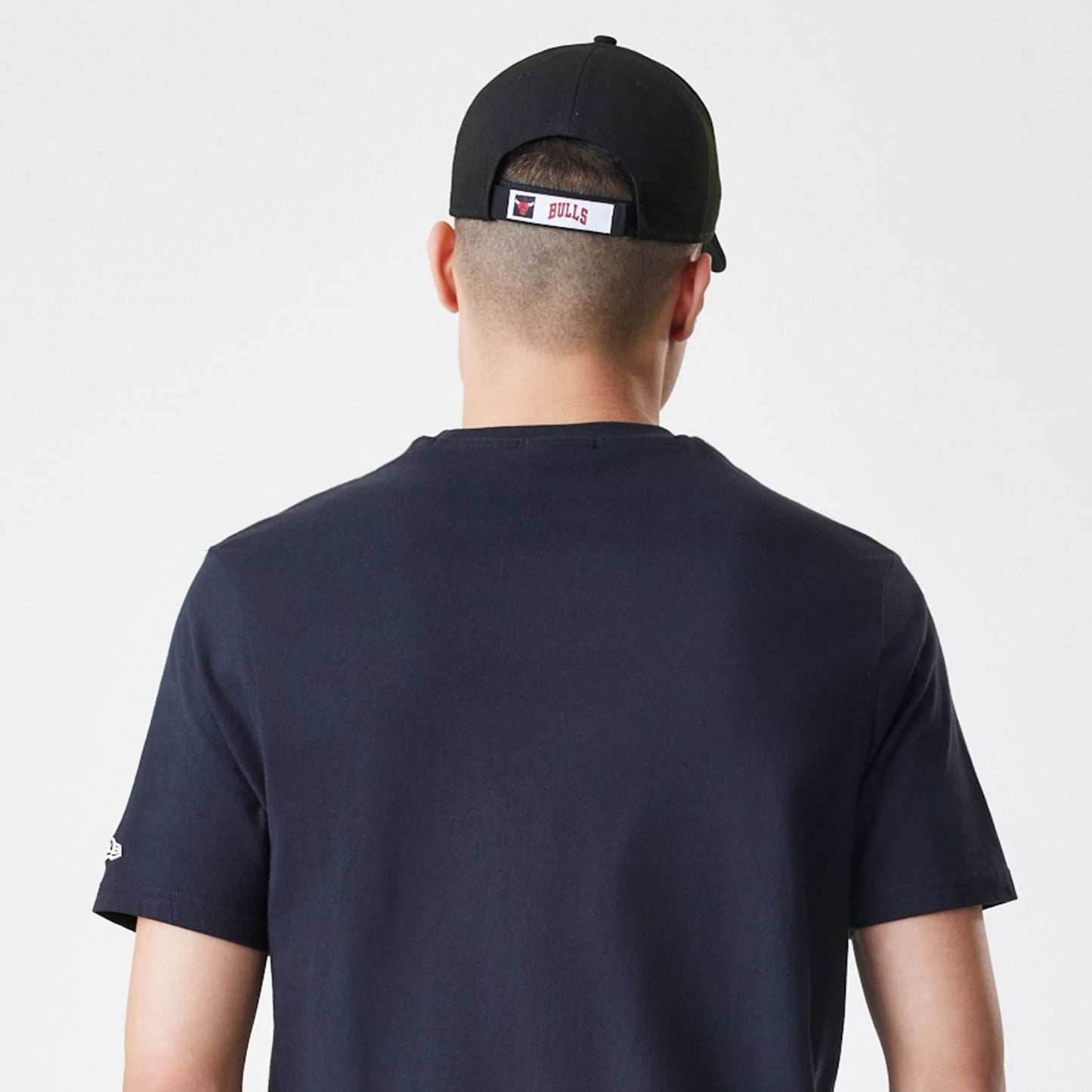 The Male model is wearing Chicago Bulls NBA Logo Black T-Shirt 7