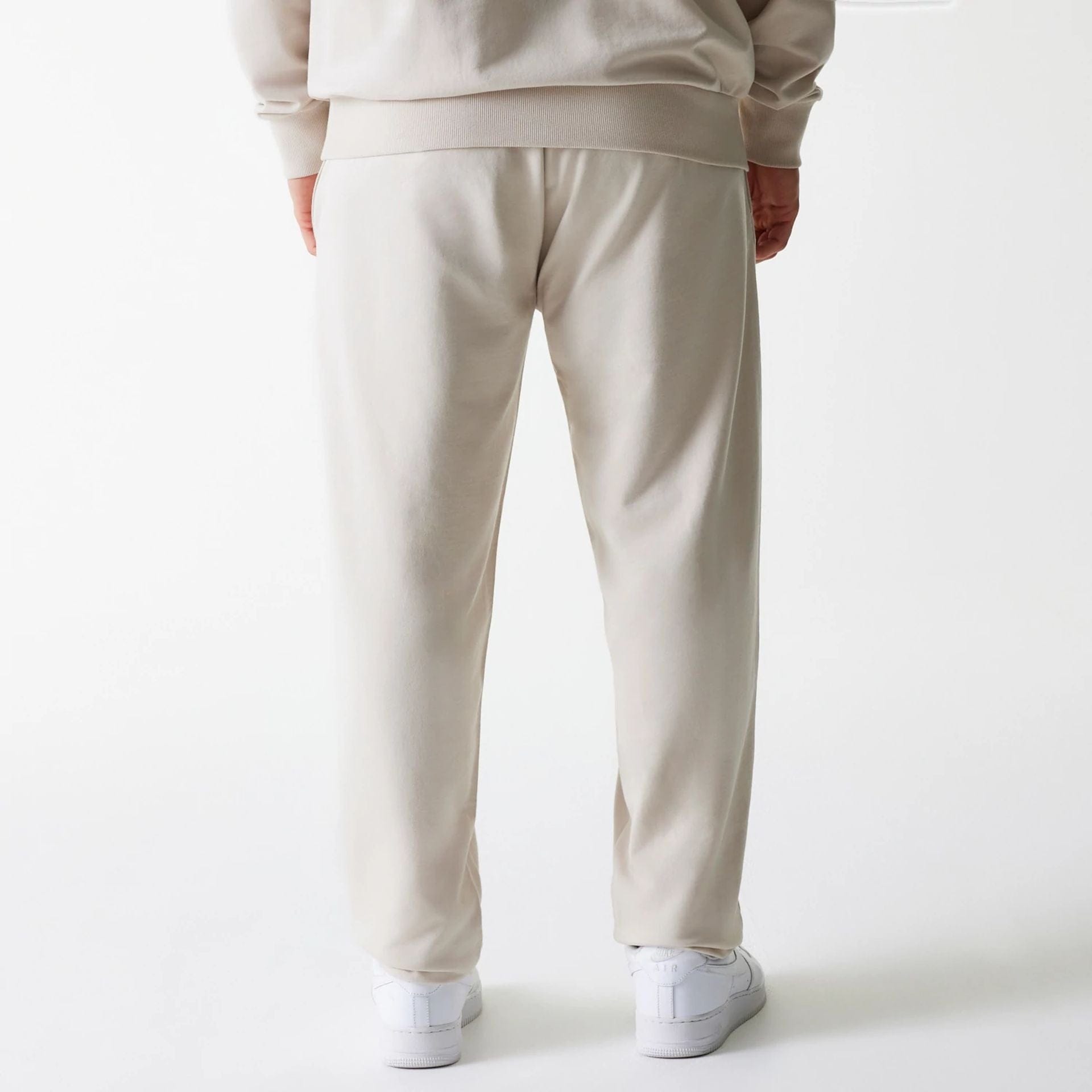 The Male model is wearing New York Yankees MLB League Essential Midi Cream Joggers 2