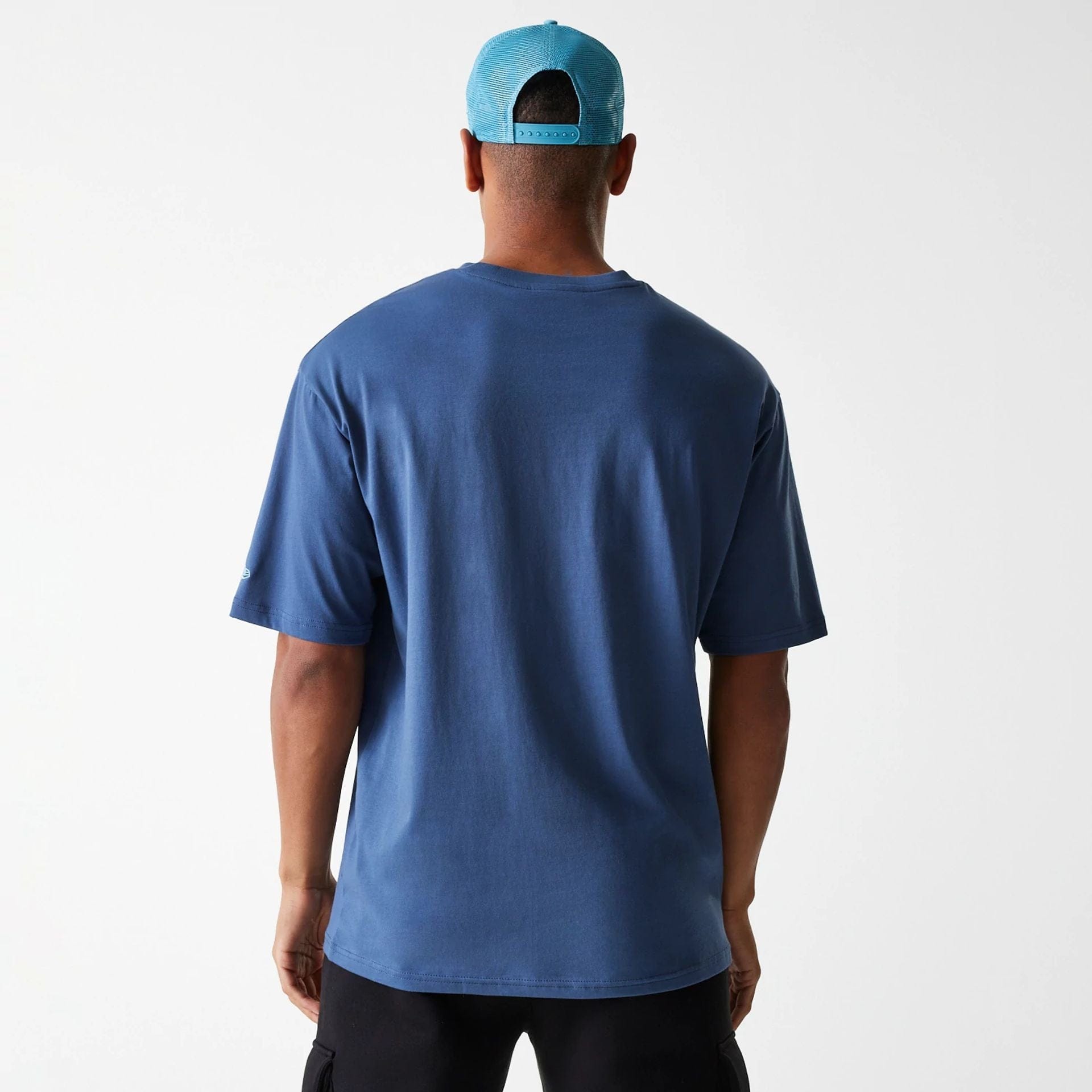 The Male model is wearing LA Dodgers MLB Midi League Essential Dark Blue Oversized T-Shirt 2
