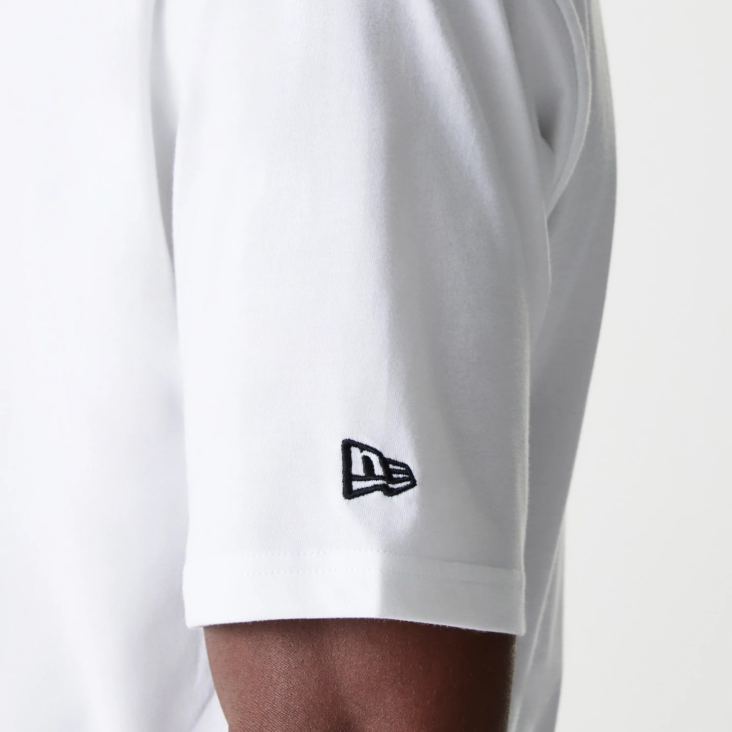 The Male model is wearing New York Yankees MLB World Series 2000 White Oversized T-Shirt 7