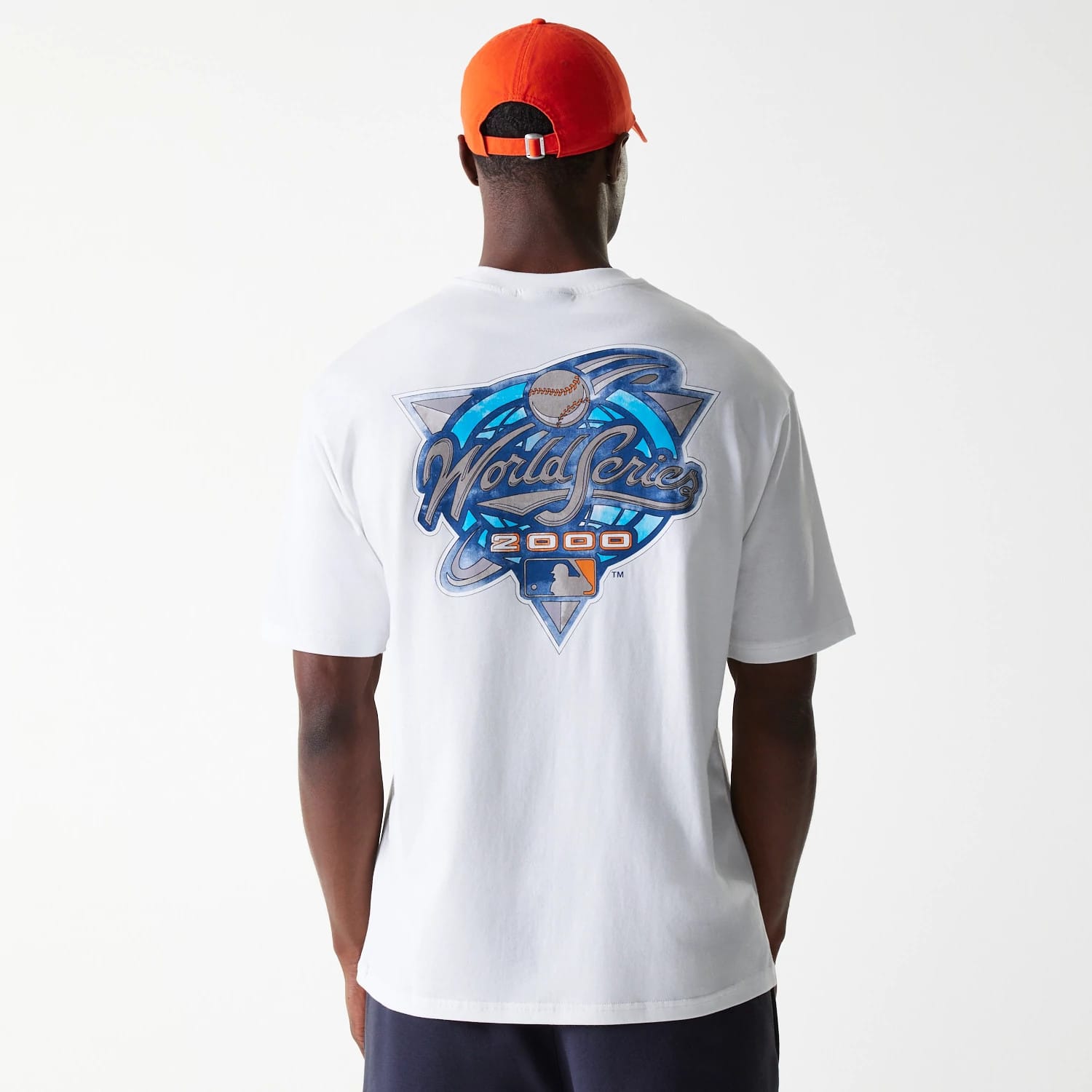 The Male model is wearing New York Yankees MLB World Series 2000 White Oversized T-Shirt 2