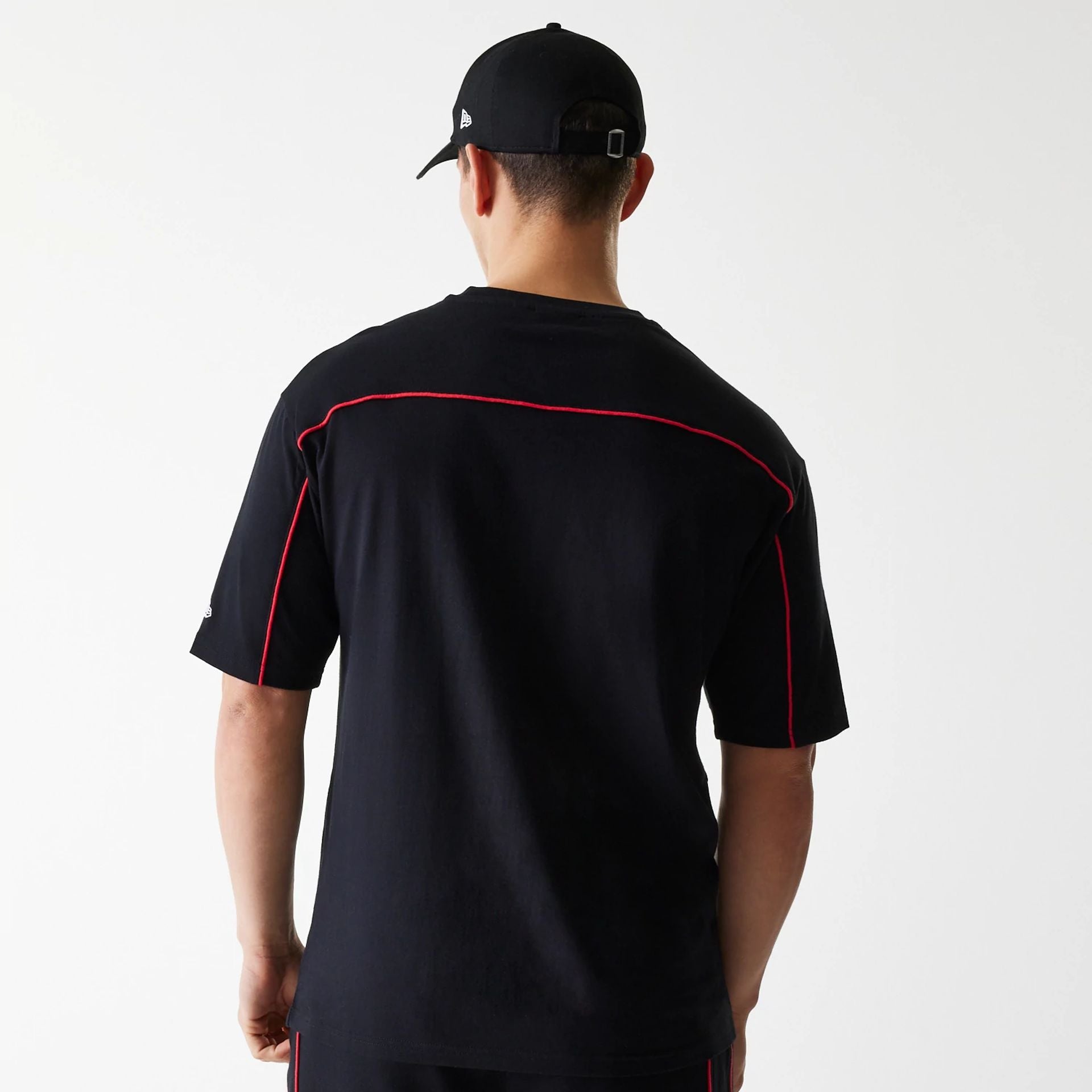 The Male model is wearing Chicago Bulls NBA Piping Black Oversized T-Shirt 2