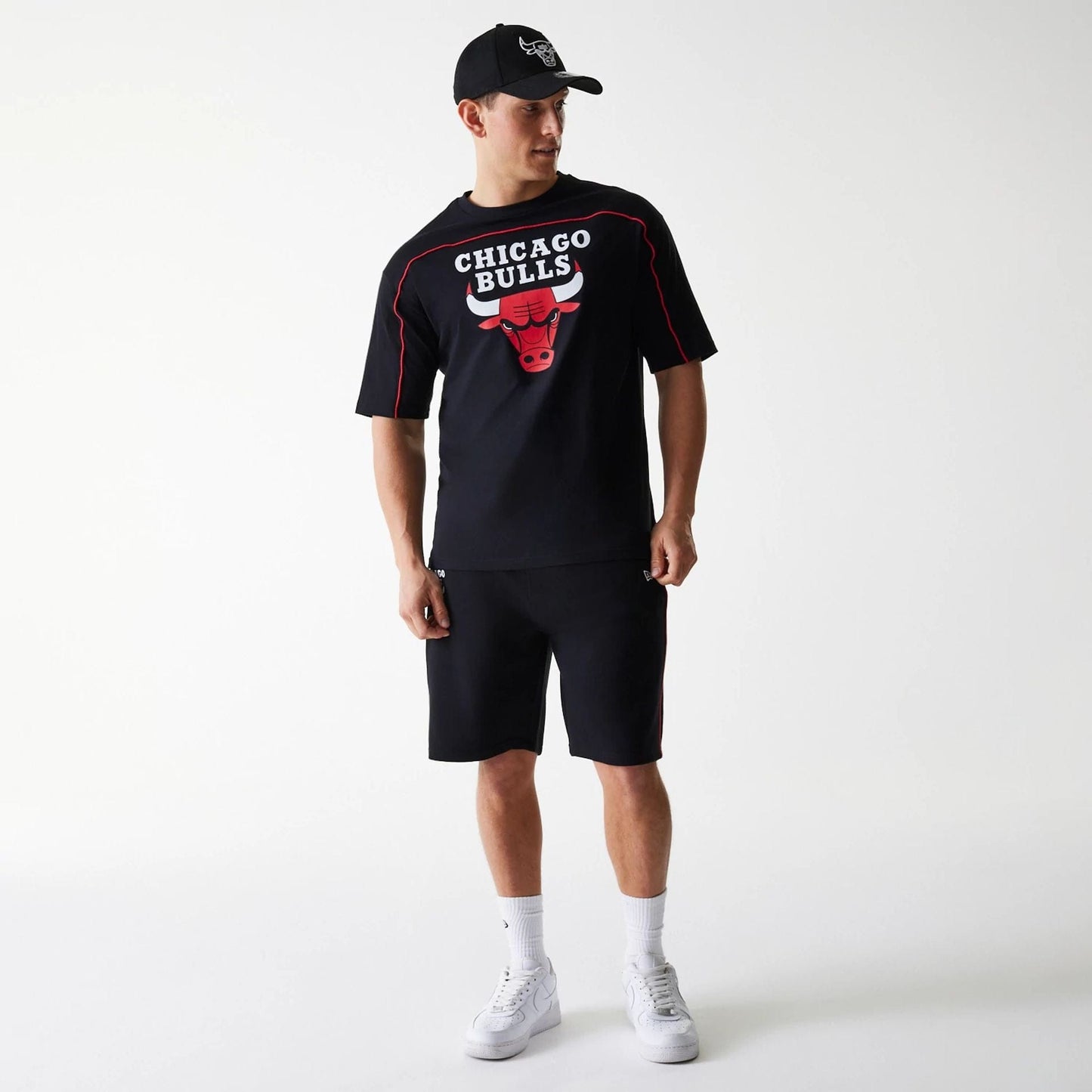 The Male model is wearing Chicago Bulls NBA Piping Black Oversized T-Shirt 8