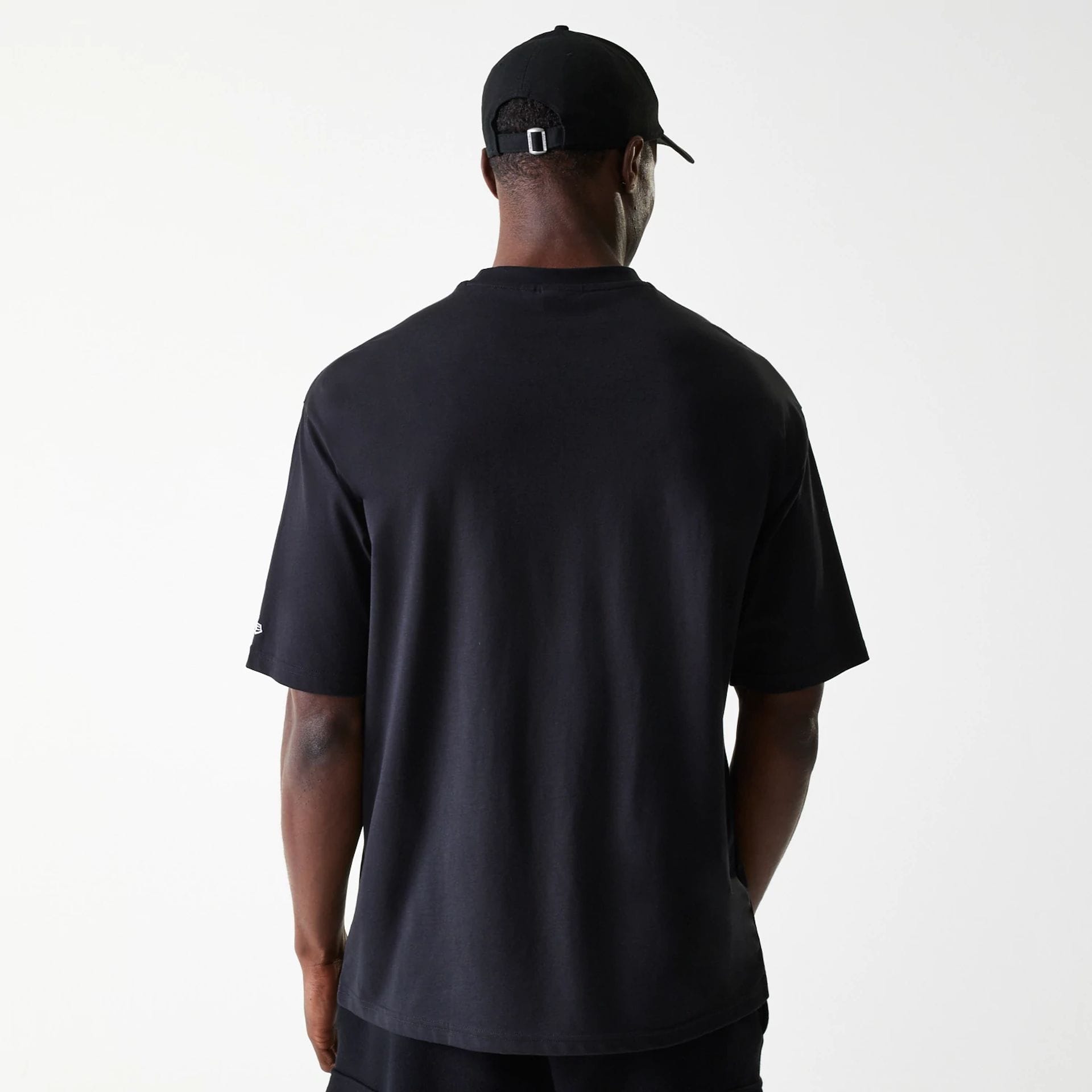 The Male model is wearing Chicago Bulls NBA Graphic Black Oversized T-Shirt 2